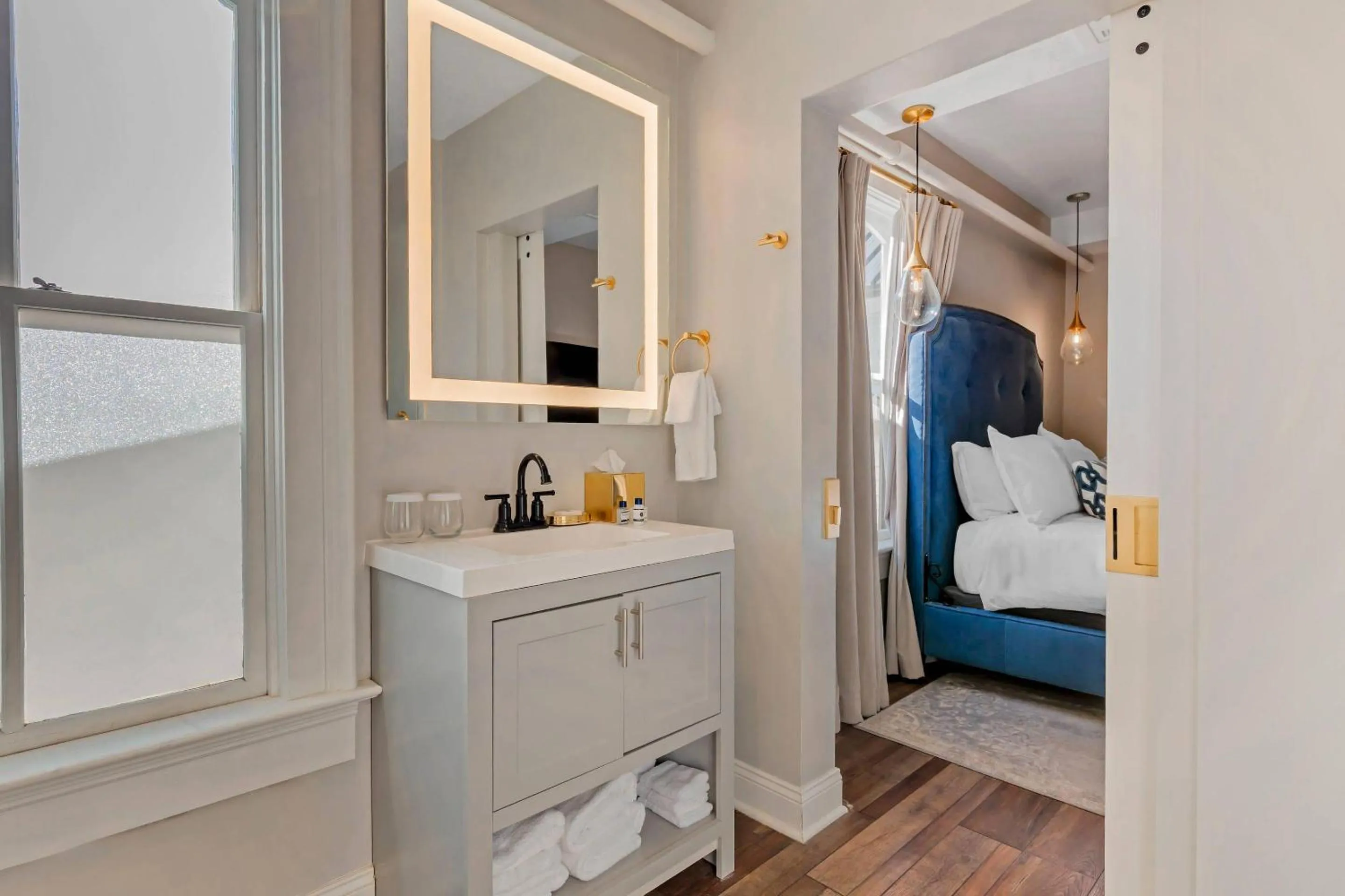 Bedroom, Bed in The Colonial Inn, an Ascend Collection Hotel