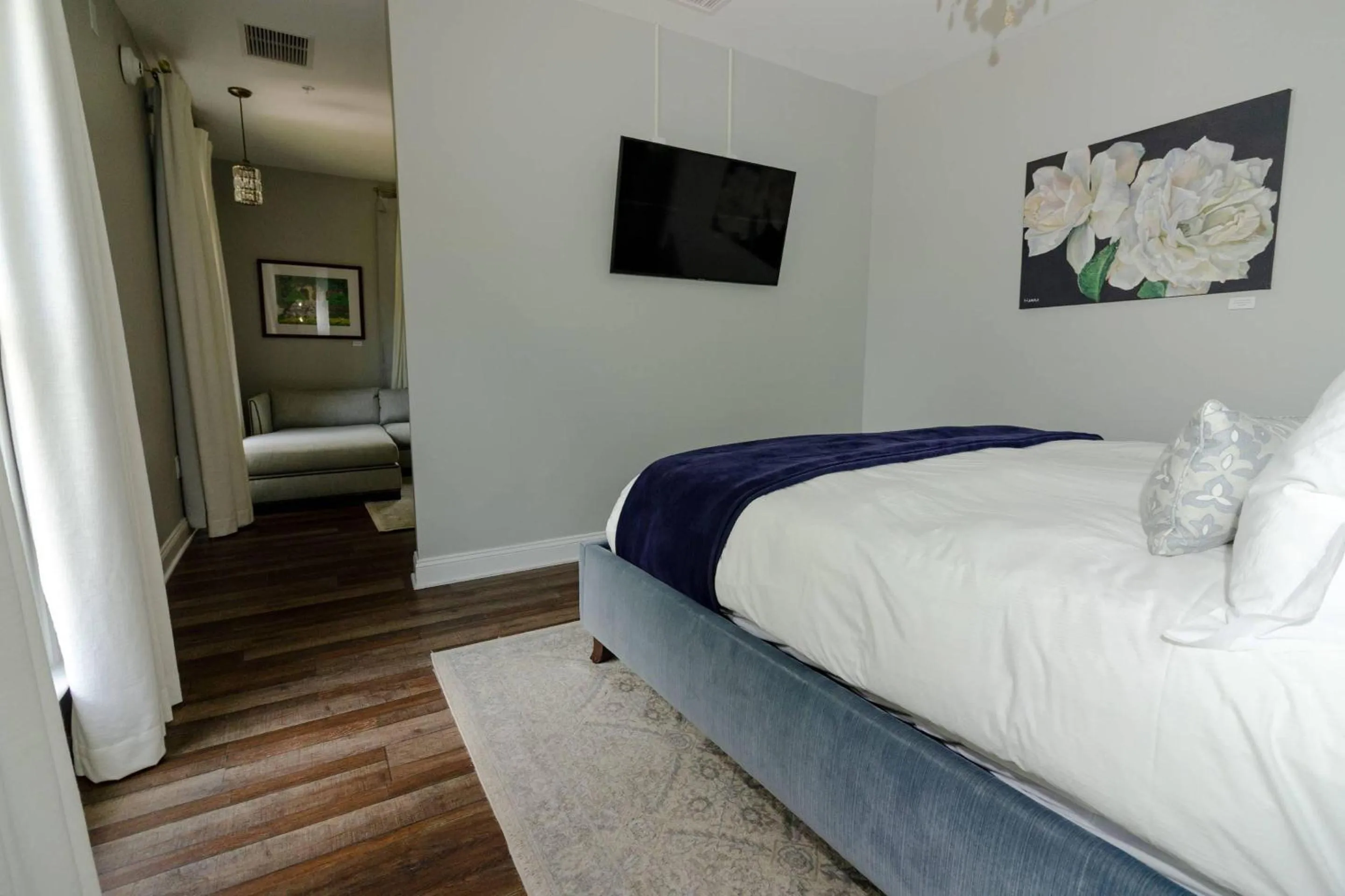 Bedroom in The Colonial Inn, an Ascend Collection Hotel