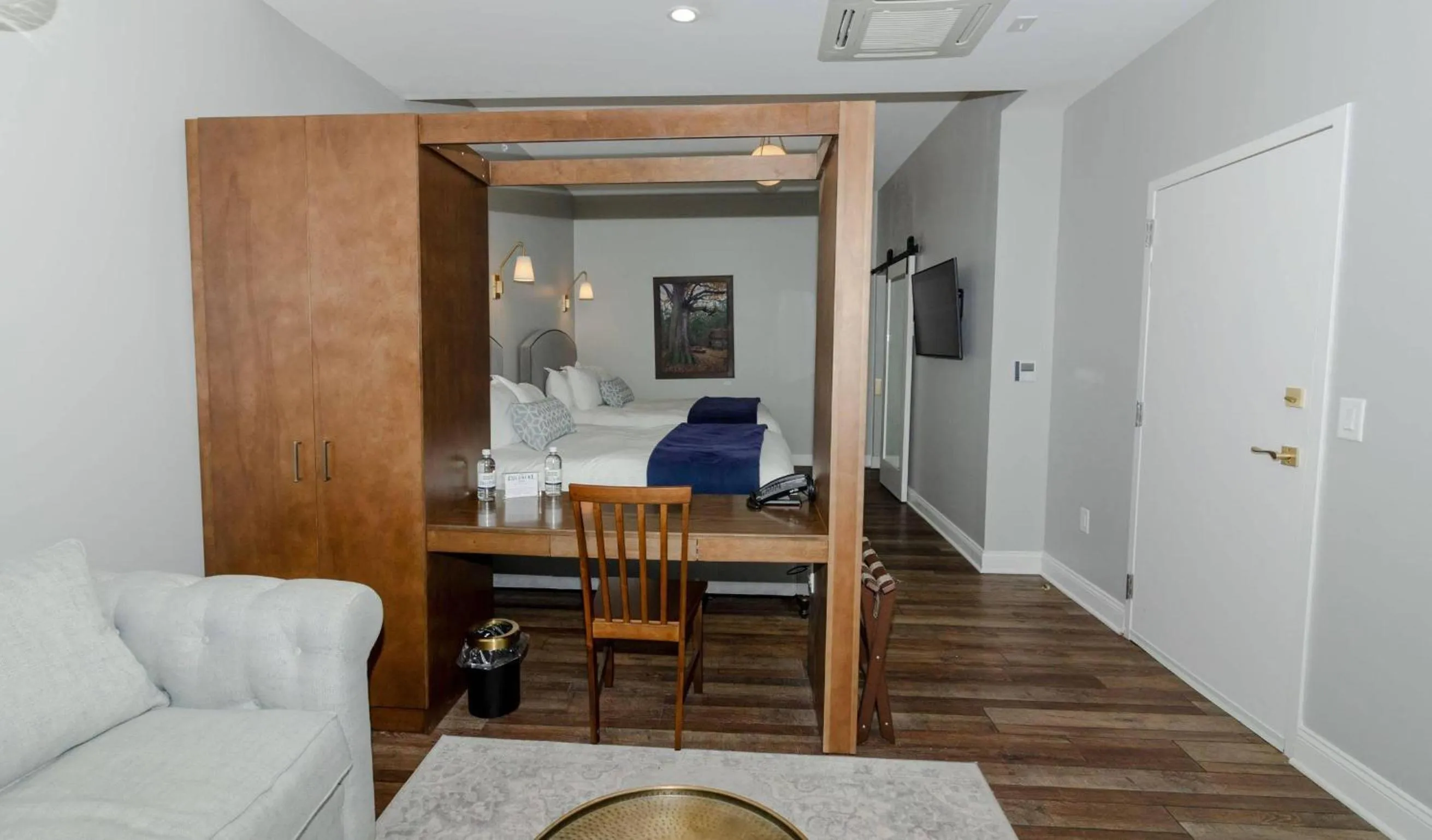 Bedroom in The Colonial Inn, an Ascend Collection Hotel