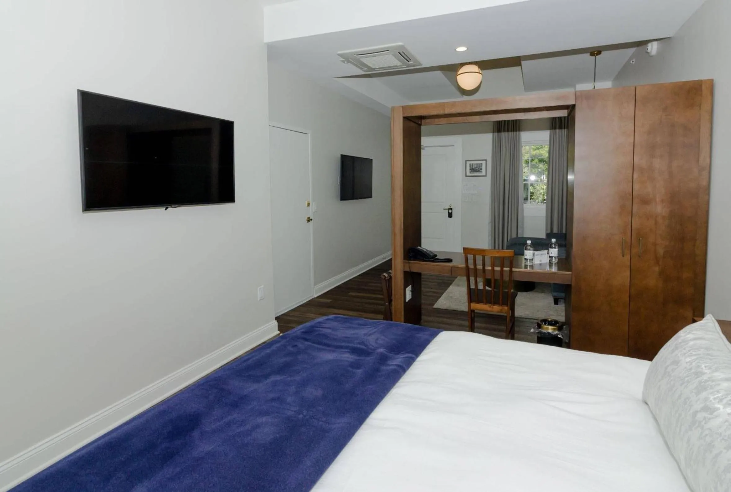 Bedroom in The Colonial Inn, an Ascend Collection Hotel