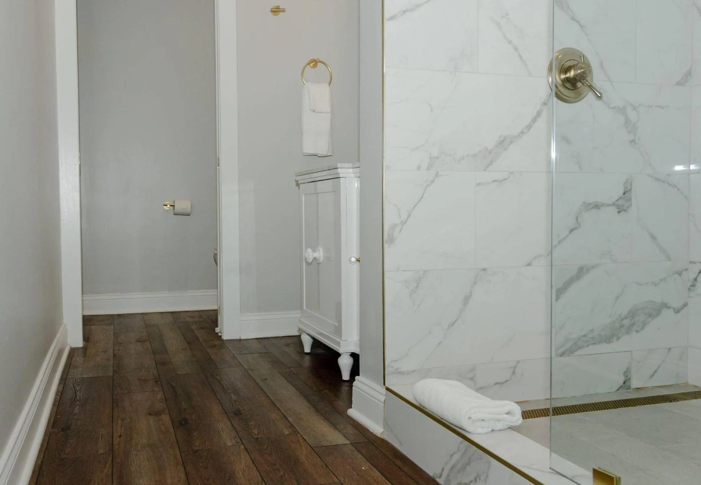 Bedroom in The Colonial Inn, an Ascend Collection Hotel