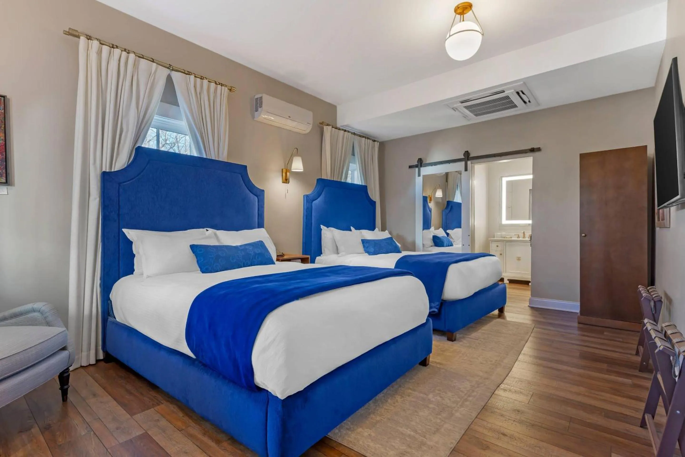 Bedroom, Bed in The Colonial Inn, an Ascend Collection Hotel