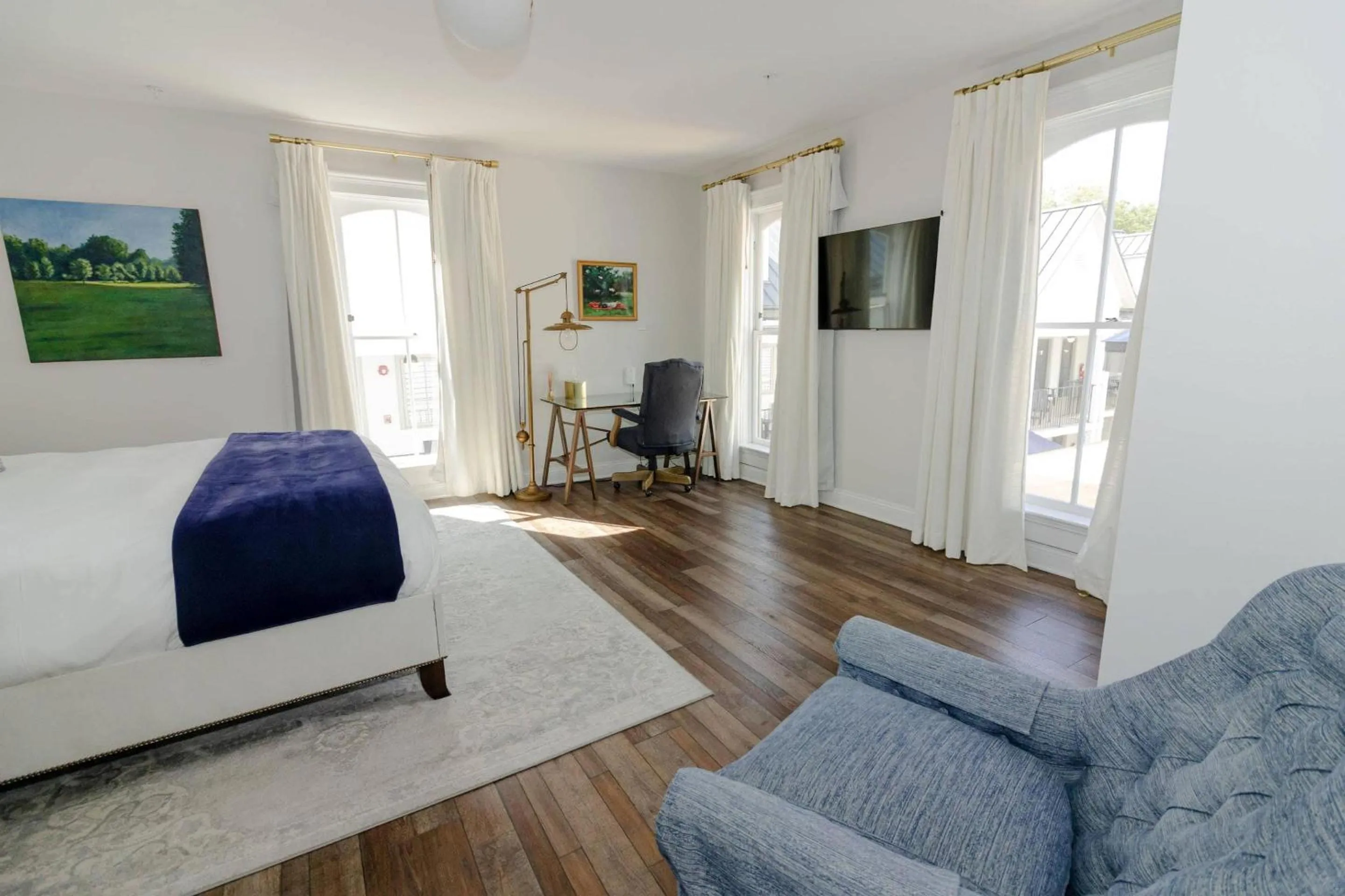 Bedroom in The Colonial Inn, an Ascend Collection Hotel