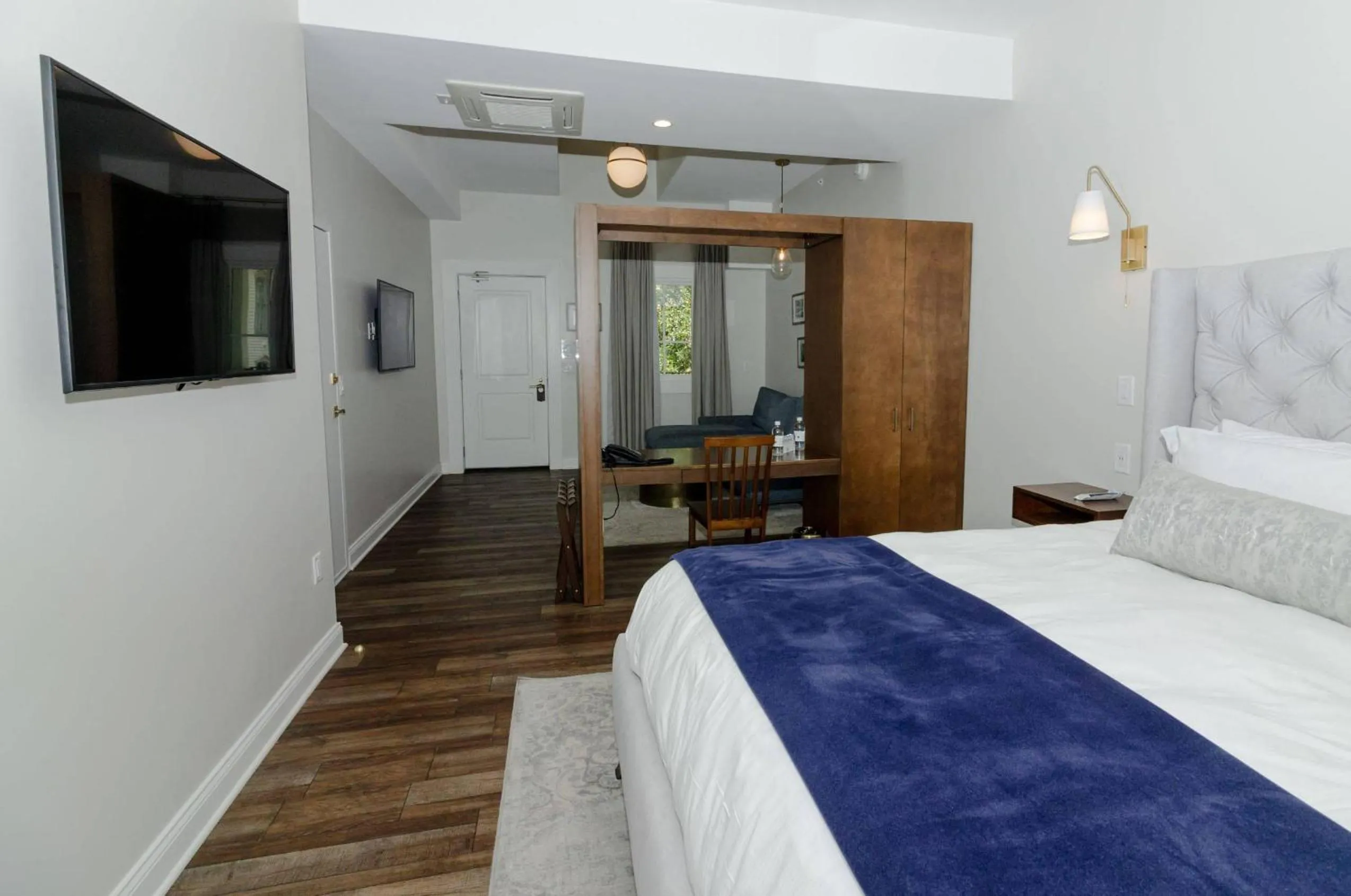 Bedroom in The Colonial Inn, an Ascend Collection Hotel