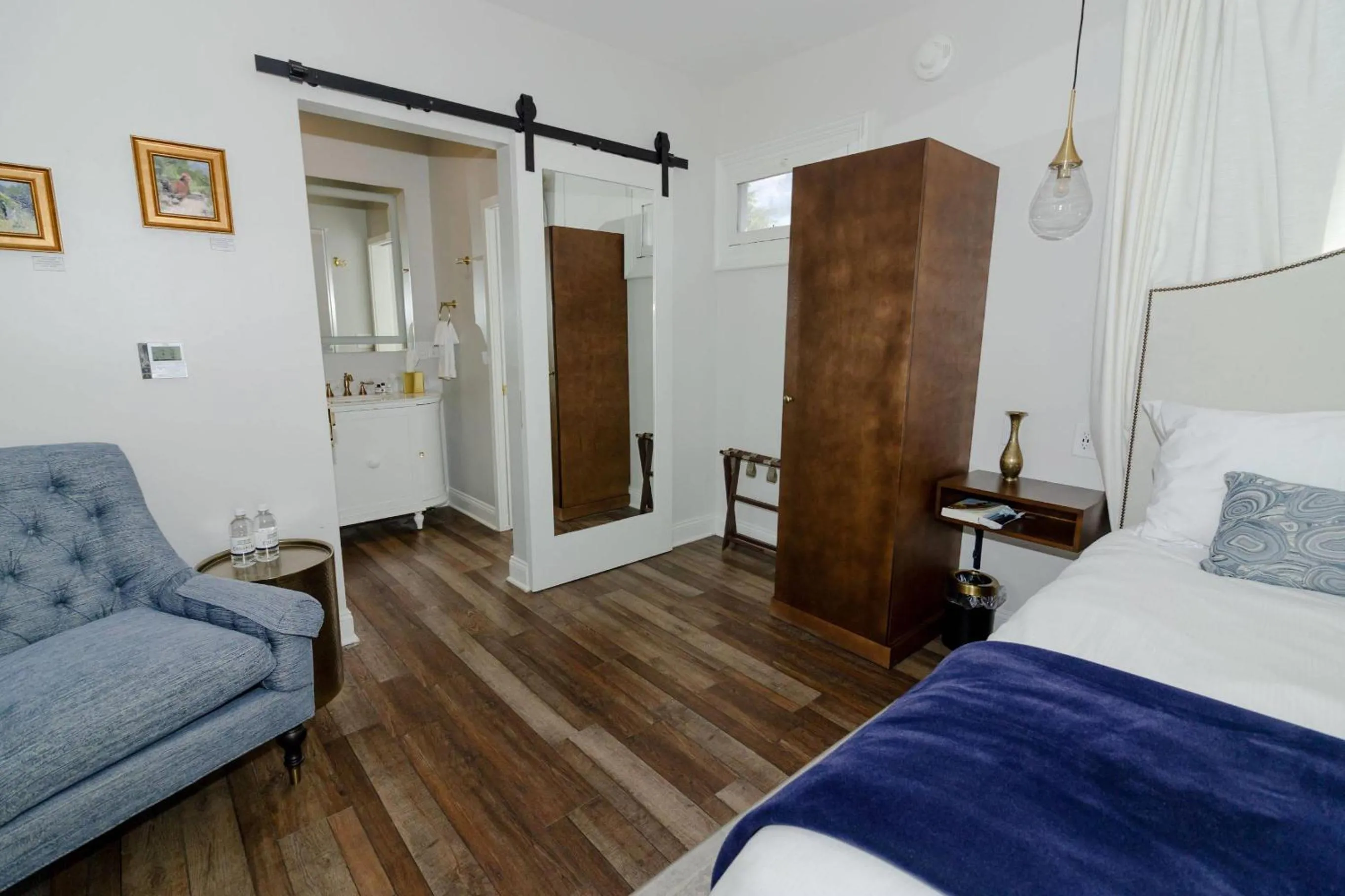 Bedroom in The Colonial Inn, an Ascend Collection Hotel