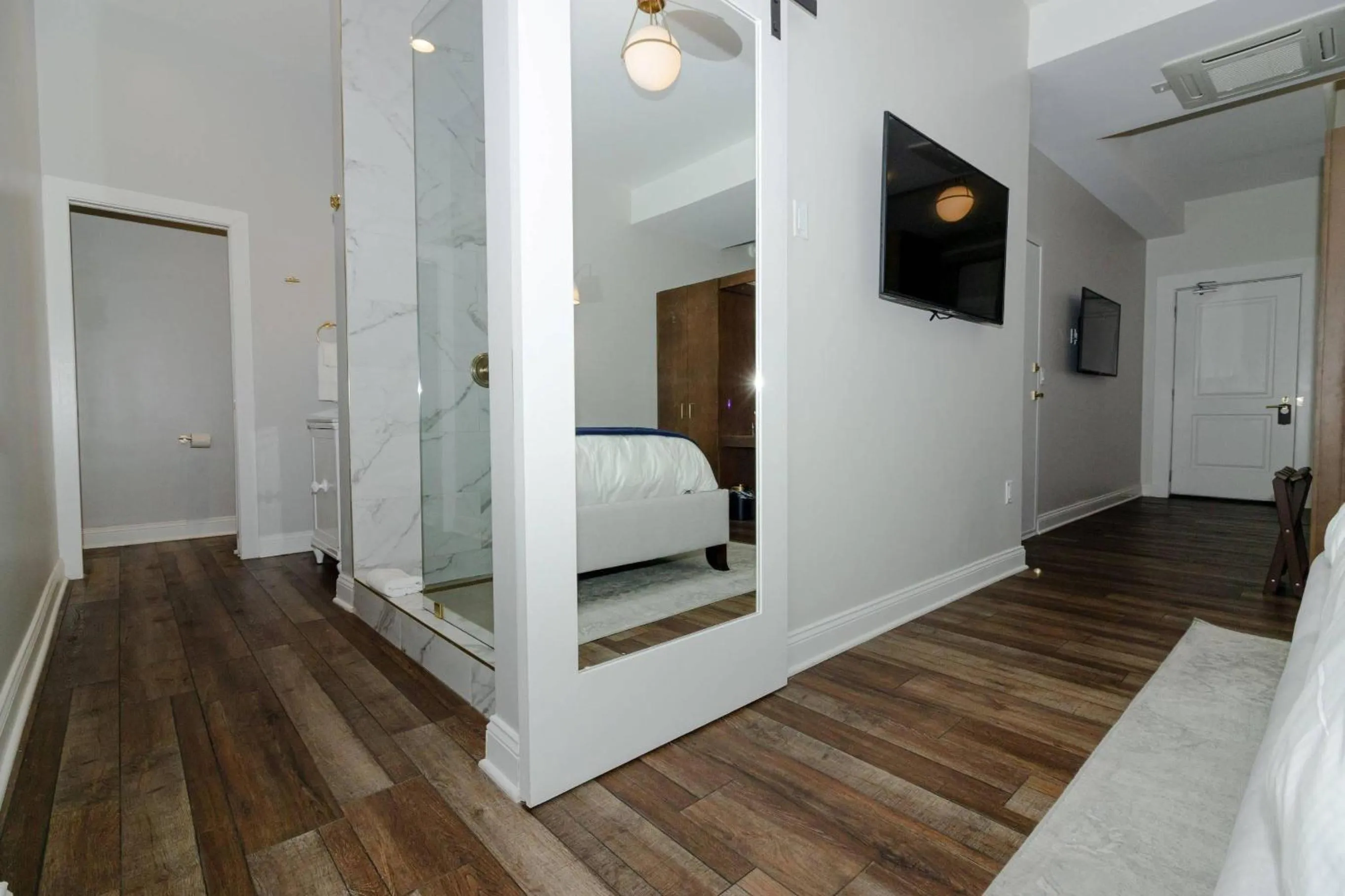 Bedroom in The Colonial Inn, an Ascend Collection Hotel