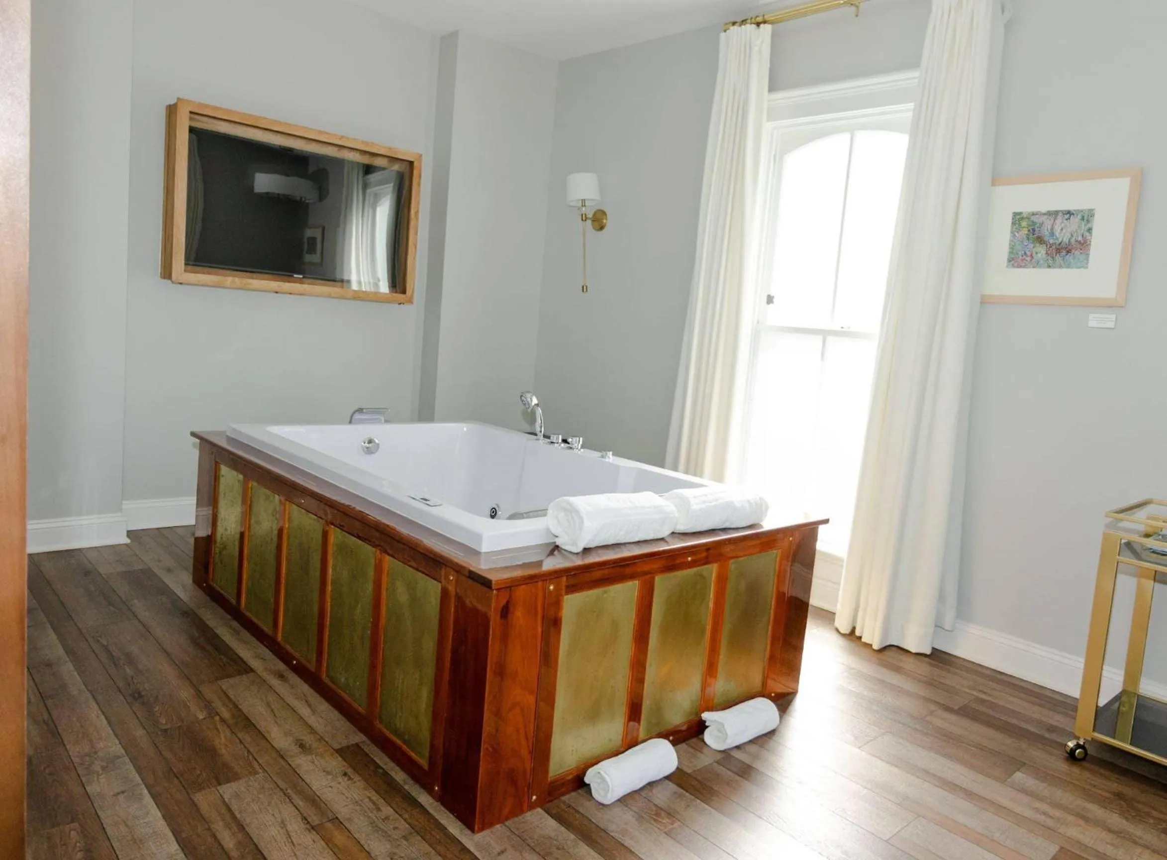 Bedroom in The Colonial Inn, an Ascend Collection Hotel