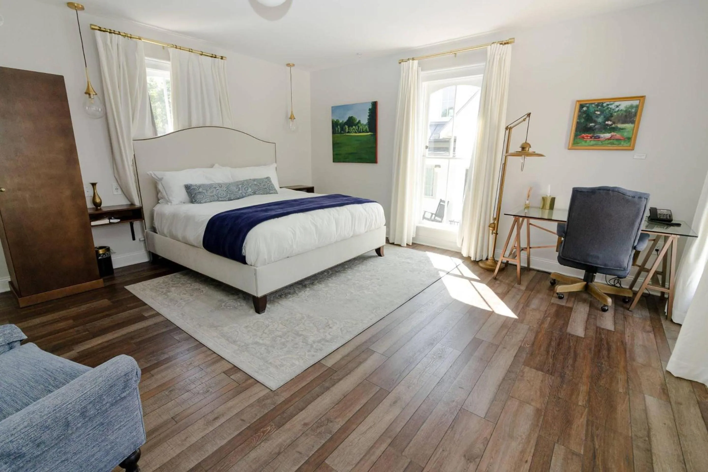 Bedroom in The Colonial Inn, an Ascend Collection Hotel
