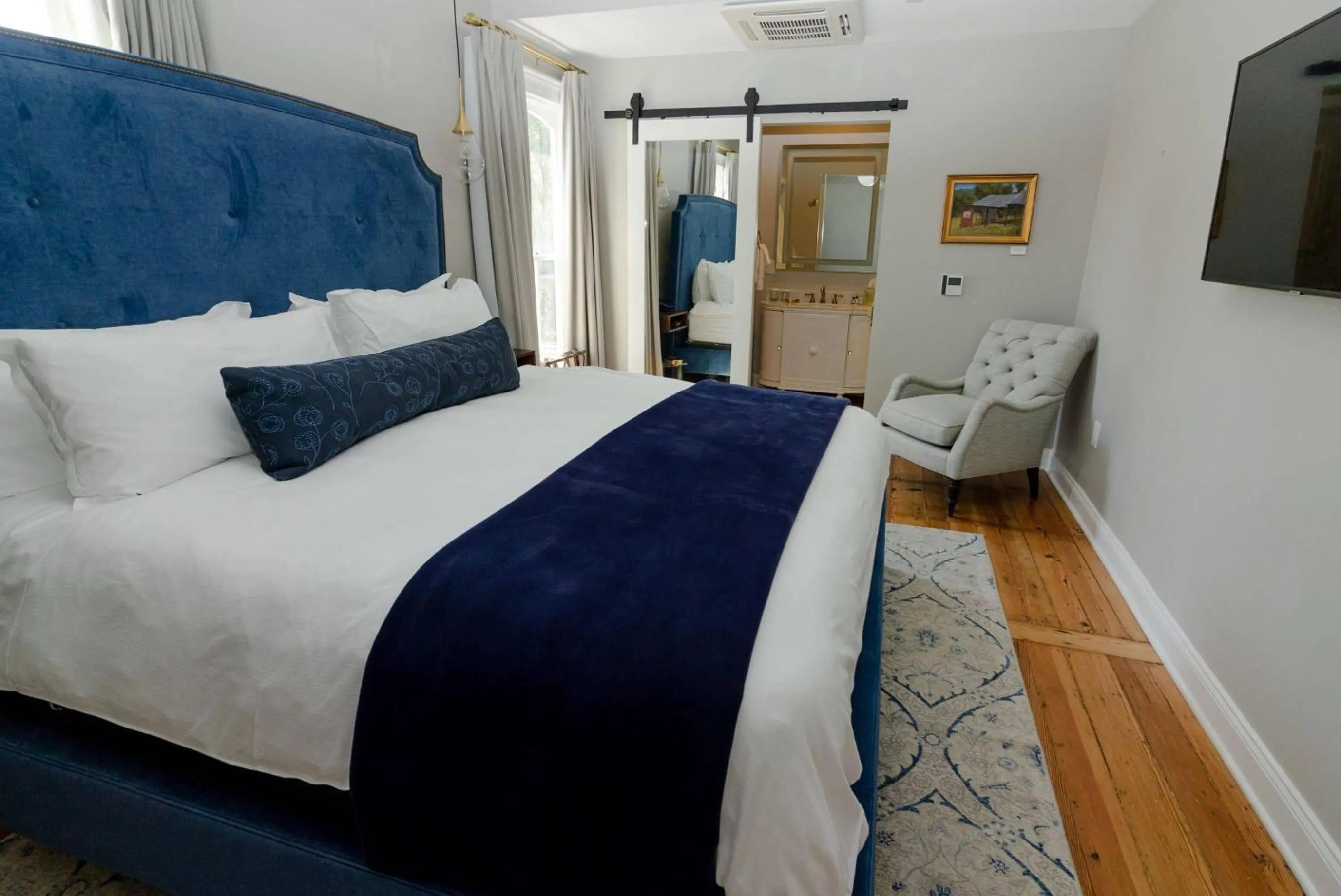 Bedroom in The Colonial Inn, an Ascend Collection Hotel