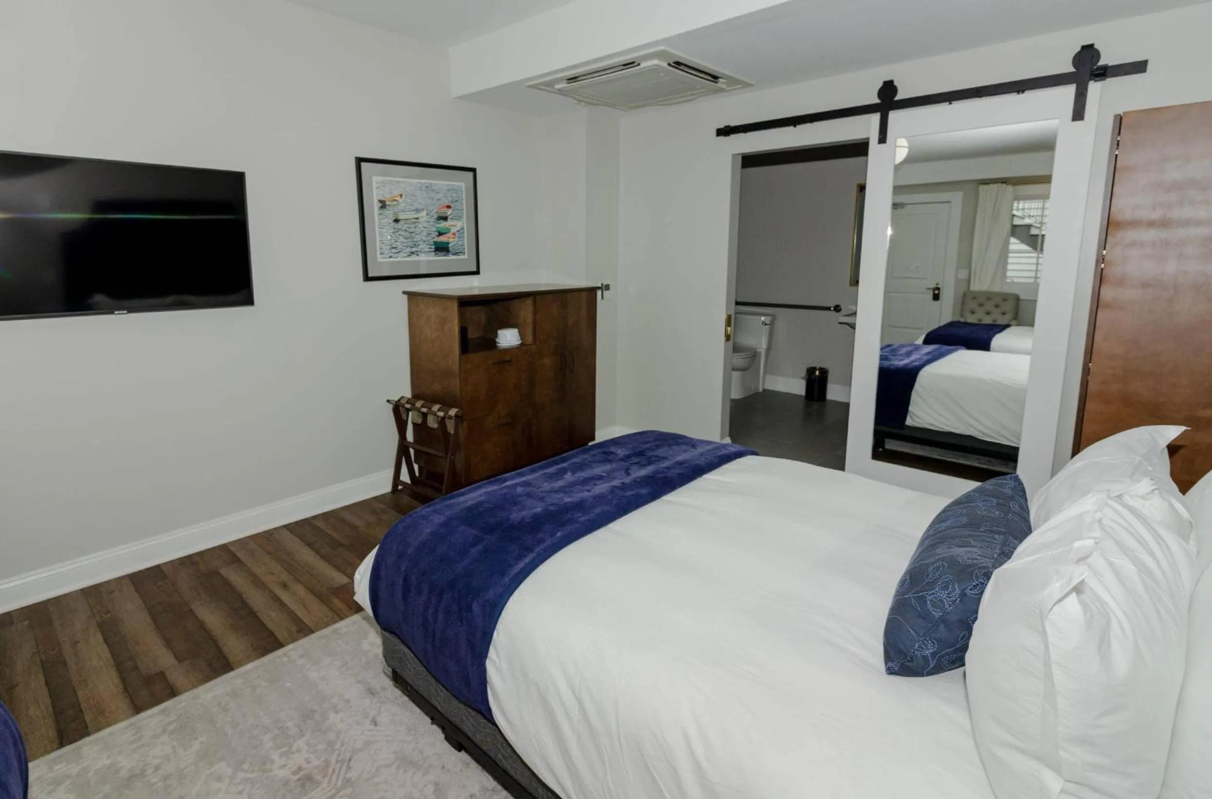Bedroom in The Colonial Inn, an Ascend Collection Hotel