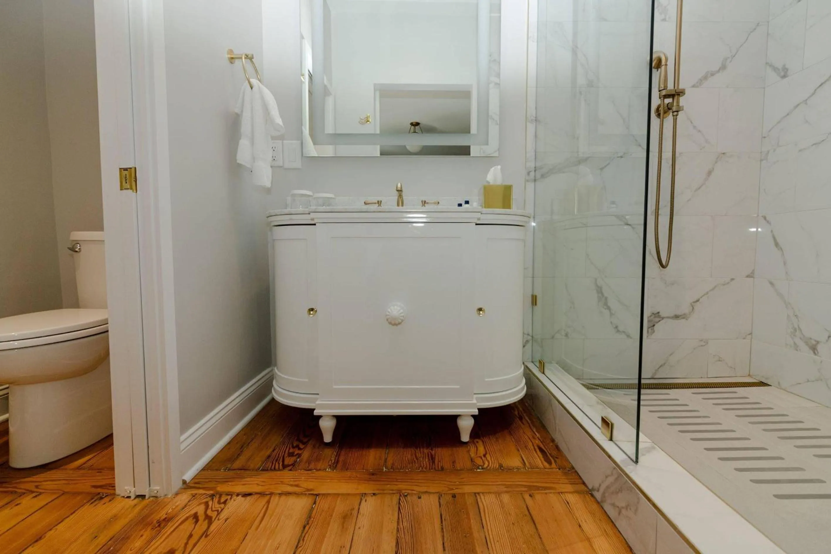 Bedroom in The Colonial Inn, an Ascend Collection Hotel