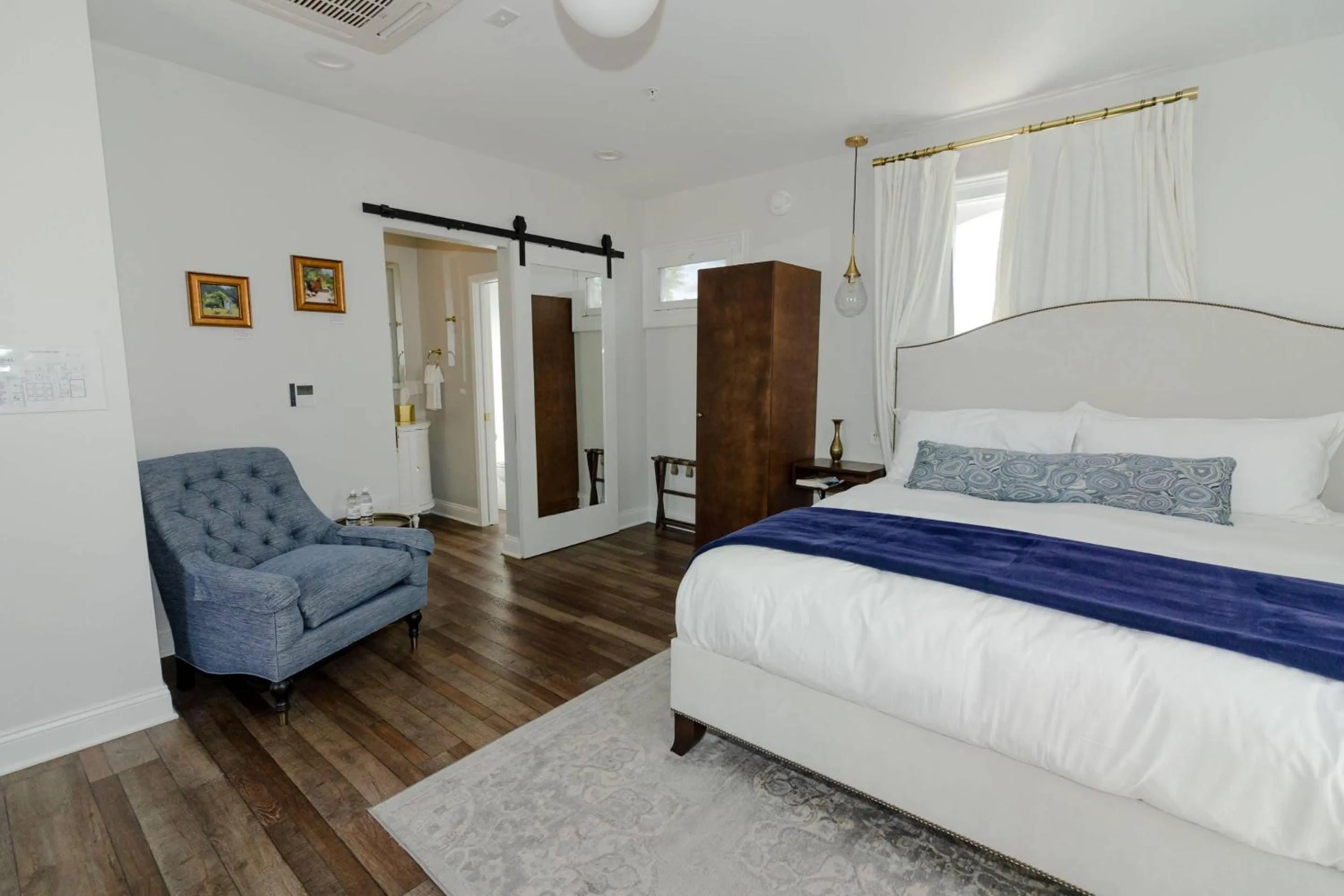 Bedroom in The Colonial Inn, an Ascend Collection Hotel