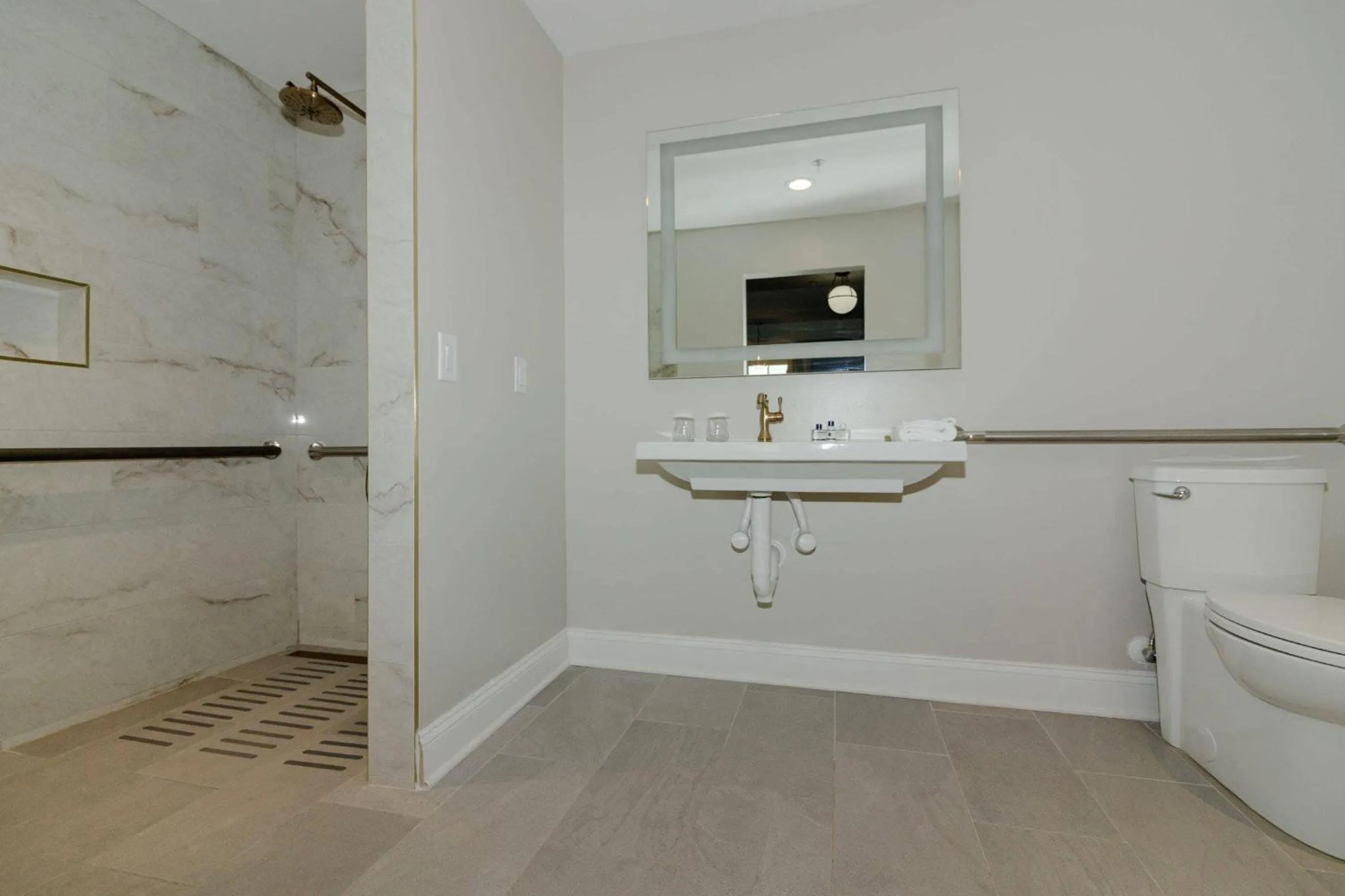 Bedroom in The Colonial Inn, an Ascend Collection Hotel