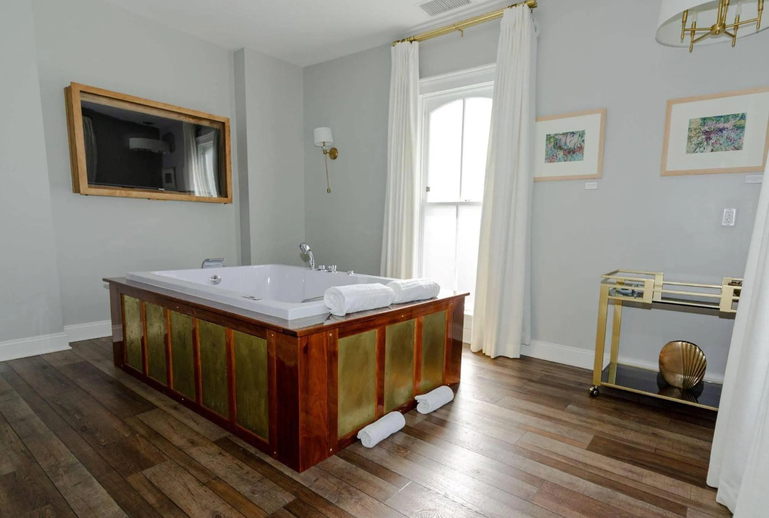 Bedroom in The Colonial Inn, an Ascend Collection Hotel