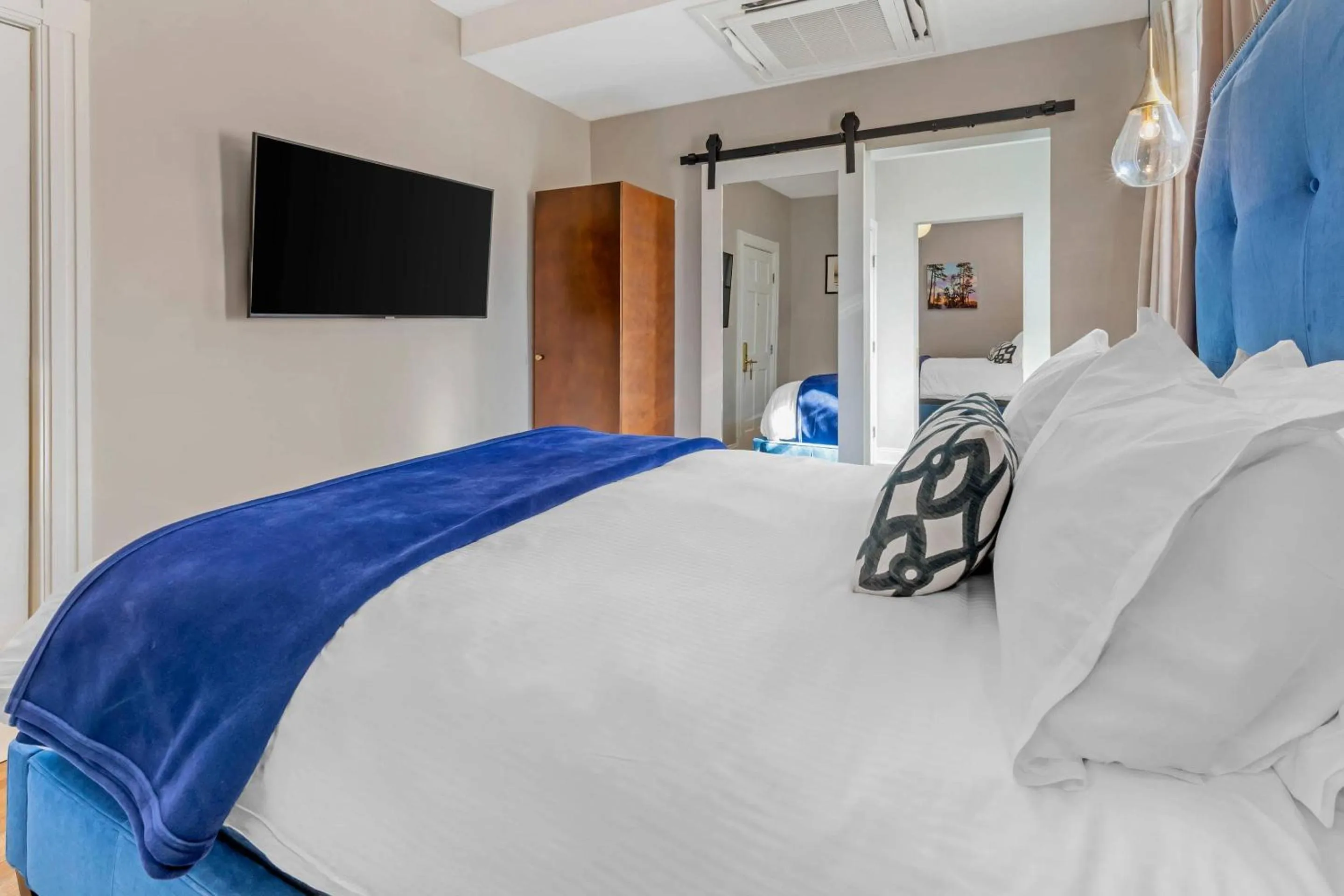 Bedroom, Bed in The Colonial Inn, an Ascend Collection Hotel