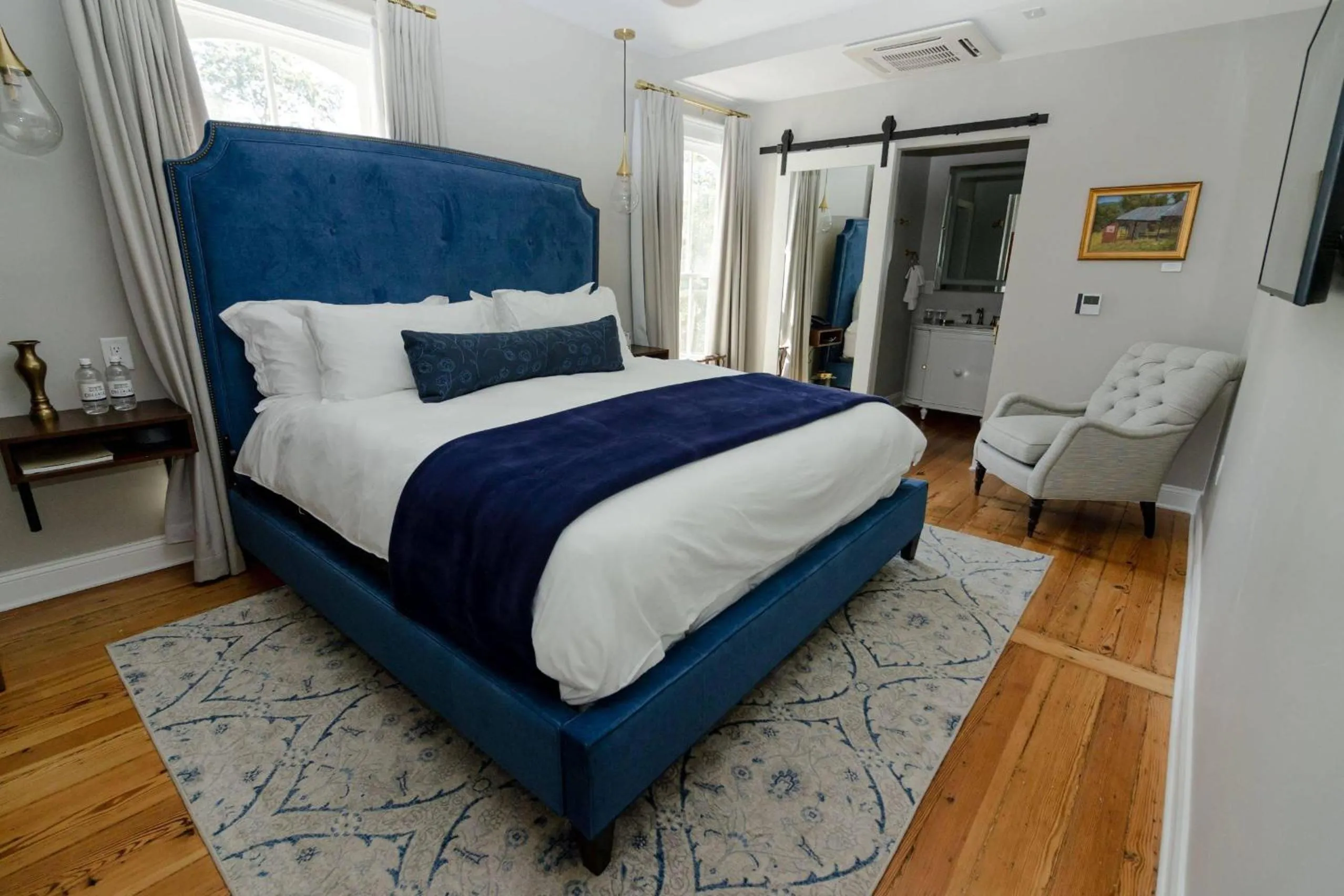 Bedroom in The Colonial Inn, an Ascend Collection Hotel