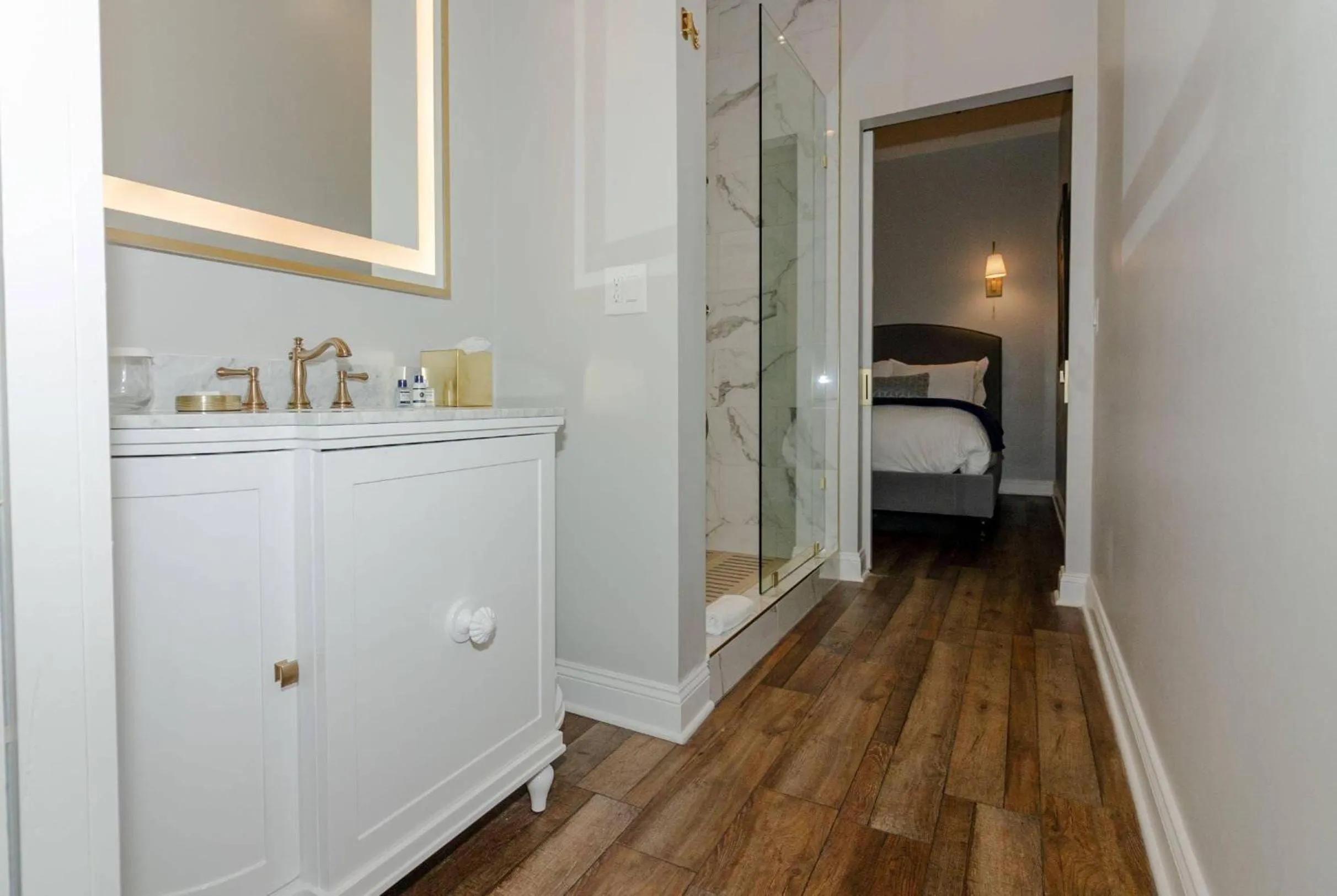 Bedroom in The Colonial Inn, an Ascend Collection Hotel