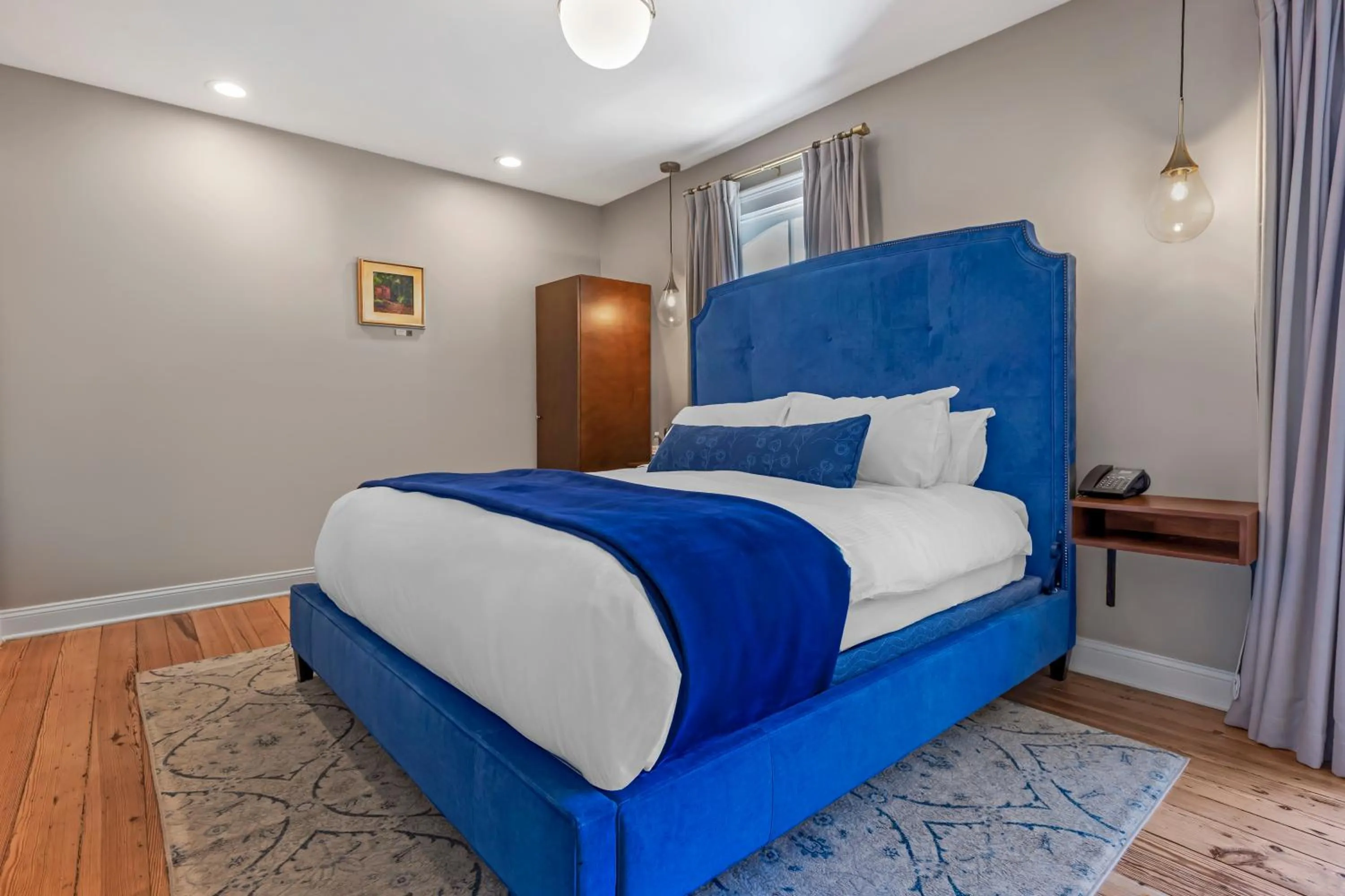 Bed in The Colonial Inn, an Ascend Collection Hotel