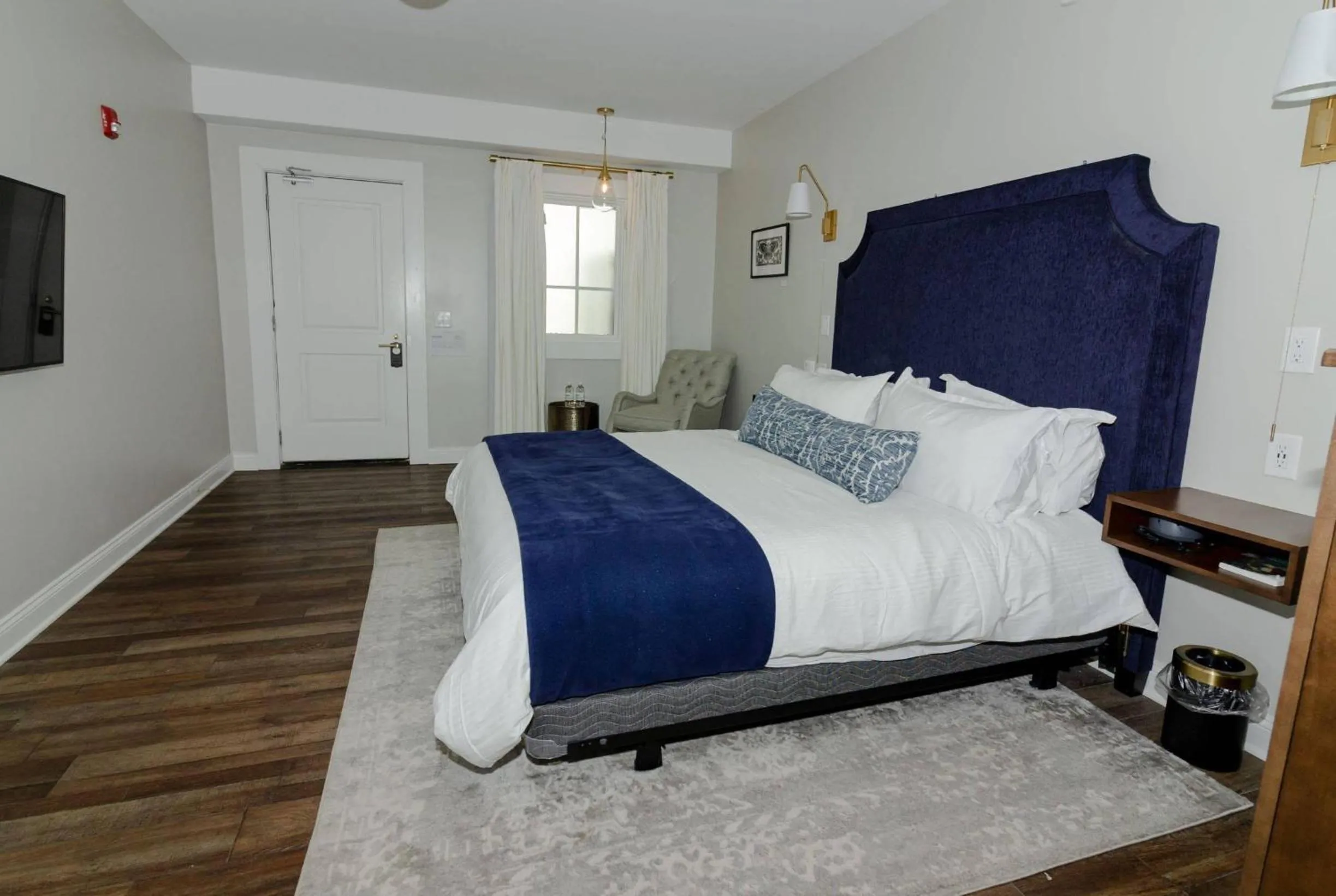 Bedroom in The Colonial Inn, an Ascend Collection Hotel