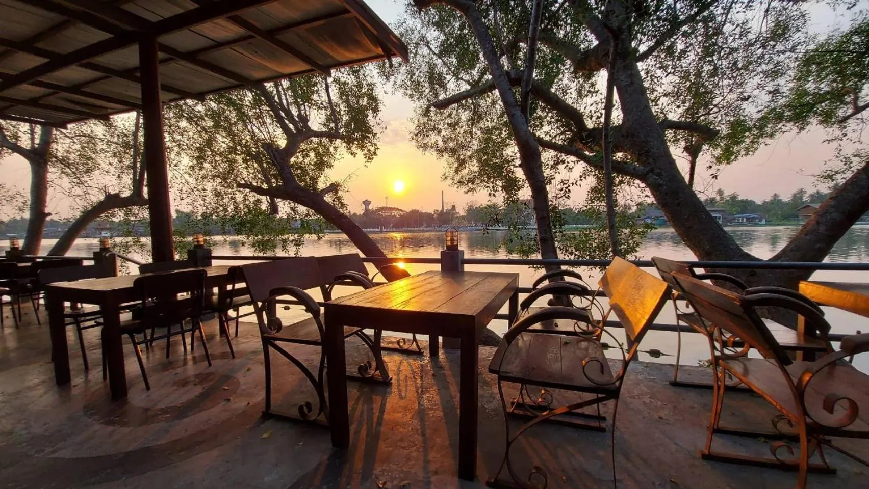 Restaurant/places to eat in River CoCo @ Amphawa