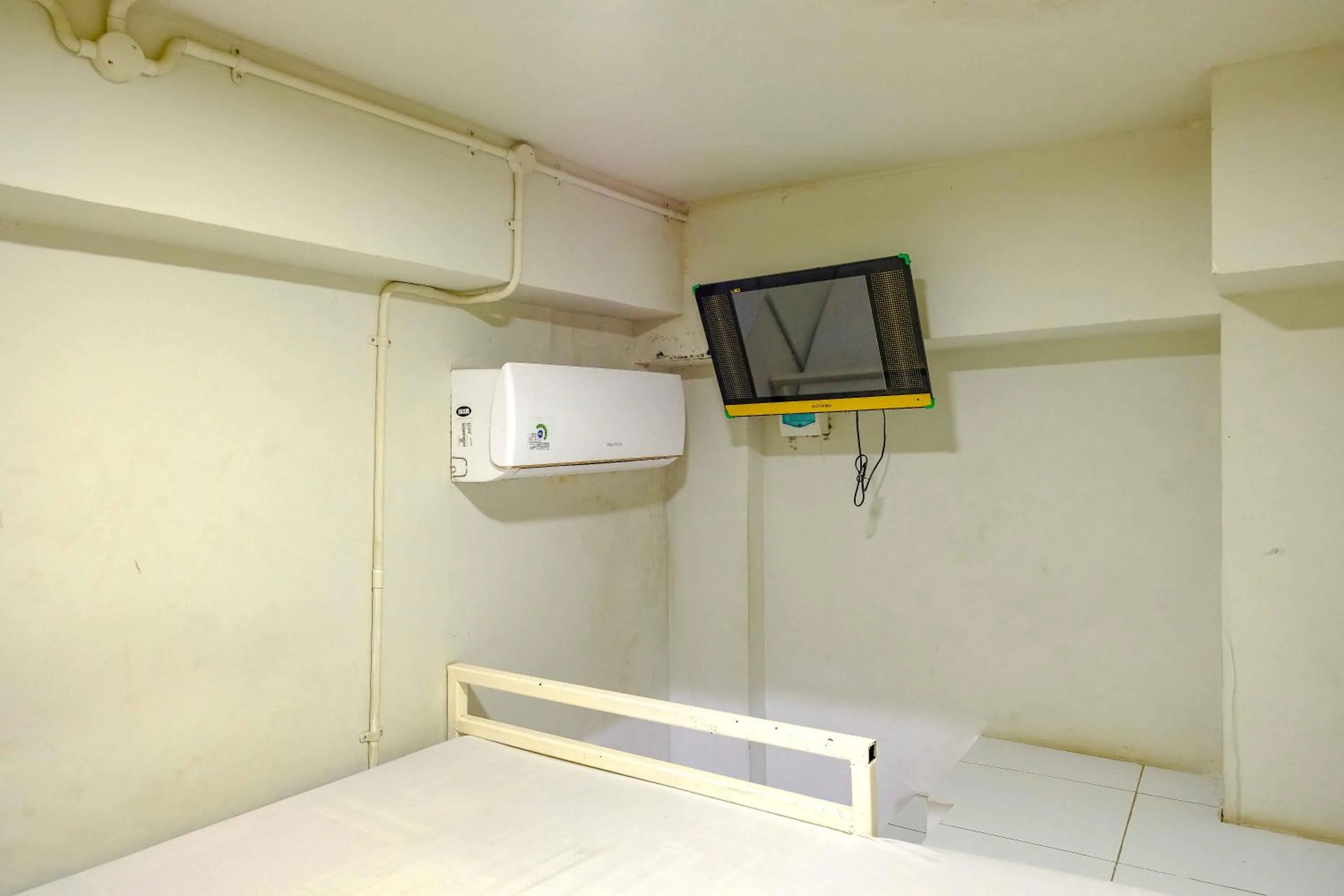 TV and multimedia, Bed in Cendrawasih Residence Mitra RedDoorz