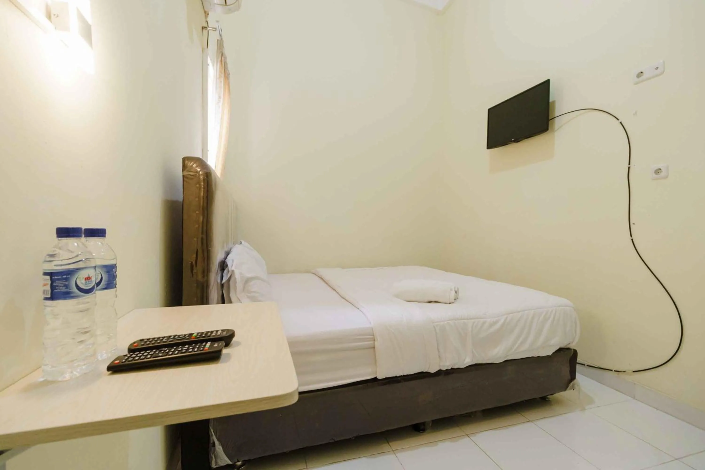 Bedroom, Bed in RedDoorz near OPI Mall Palembang 2