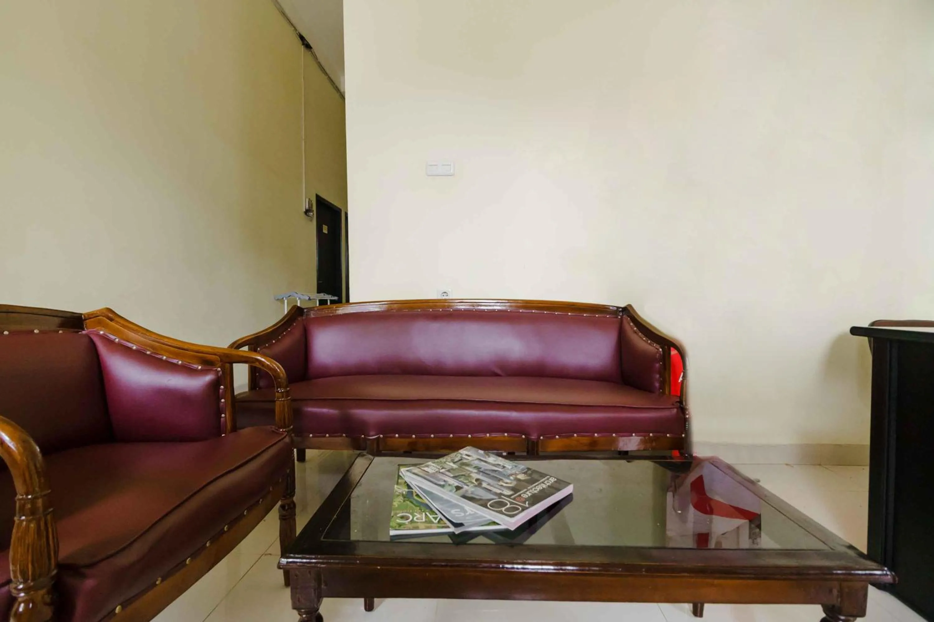 Living room in RedDoorz near OPI Mall Palembang 2