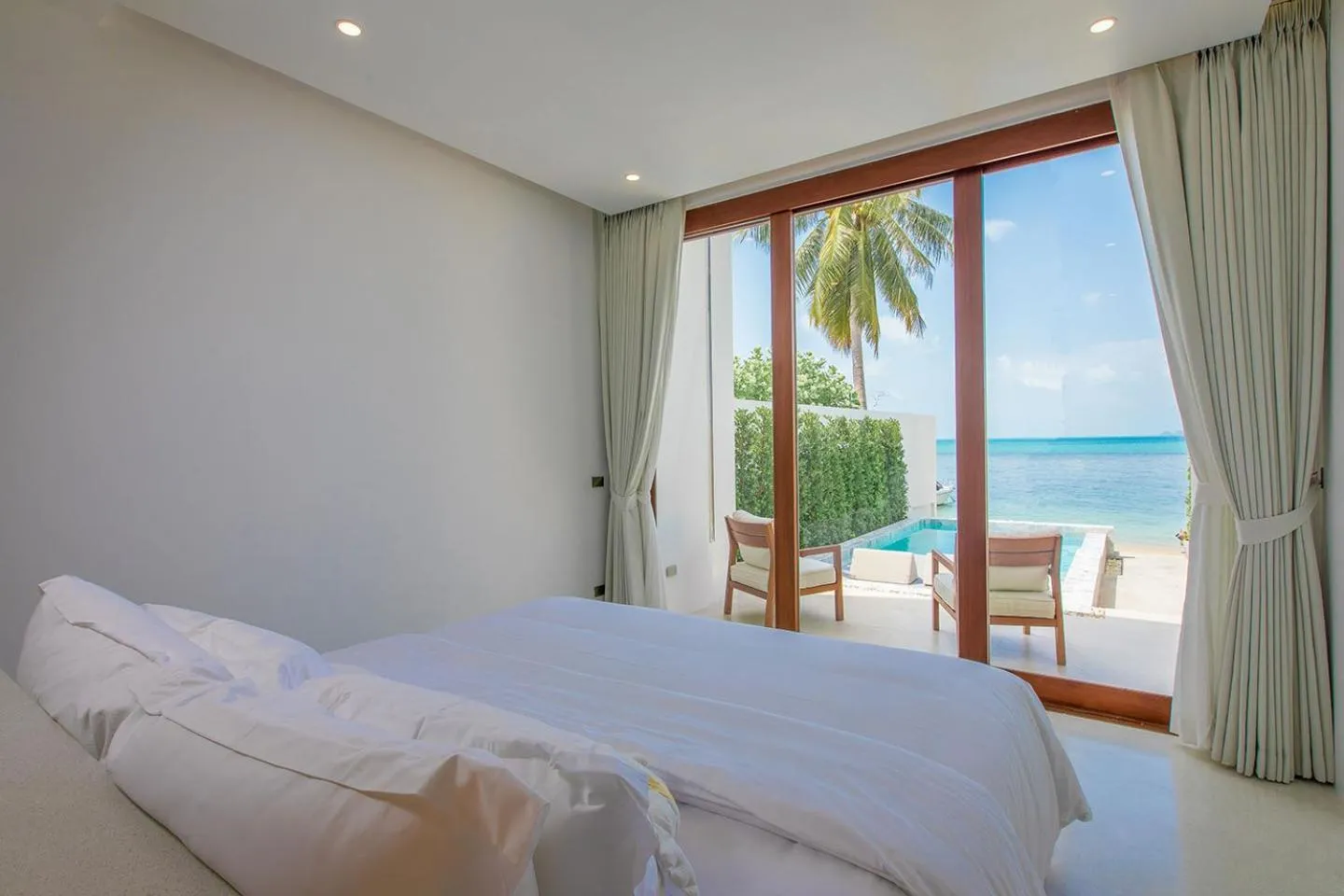 Bed in White Whale Beachfront Pool Villa