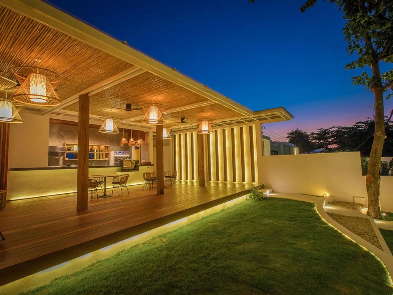 Restaurant/places to eat in White Whale Beachfront Pool Villa