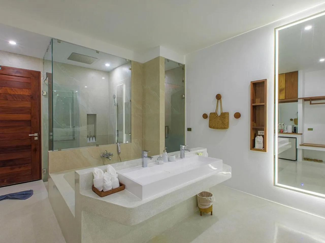 Hot Tub in White Whale Beachfront Pool Villa