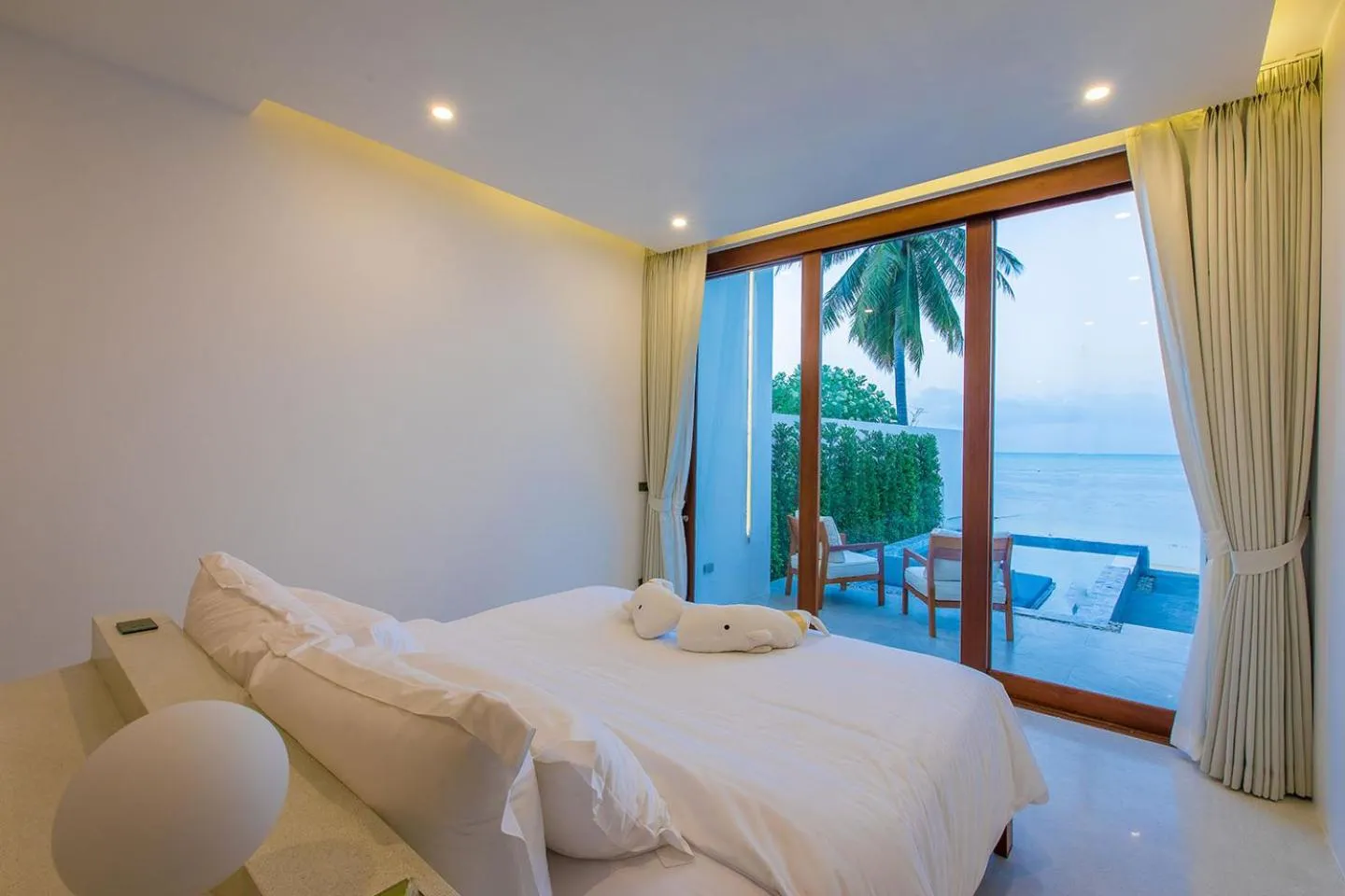 Bed in White Whale Beachfront Pool Villa
