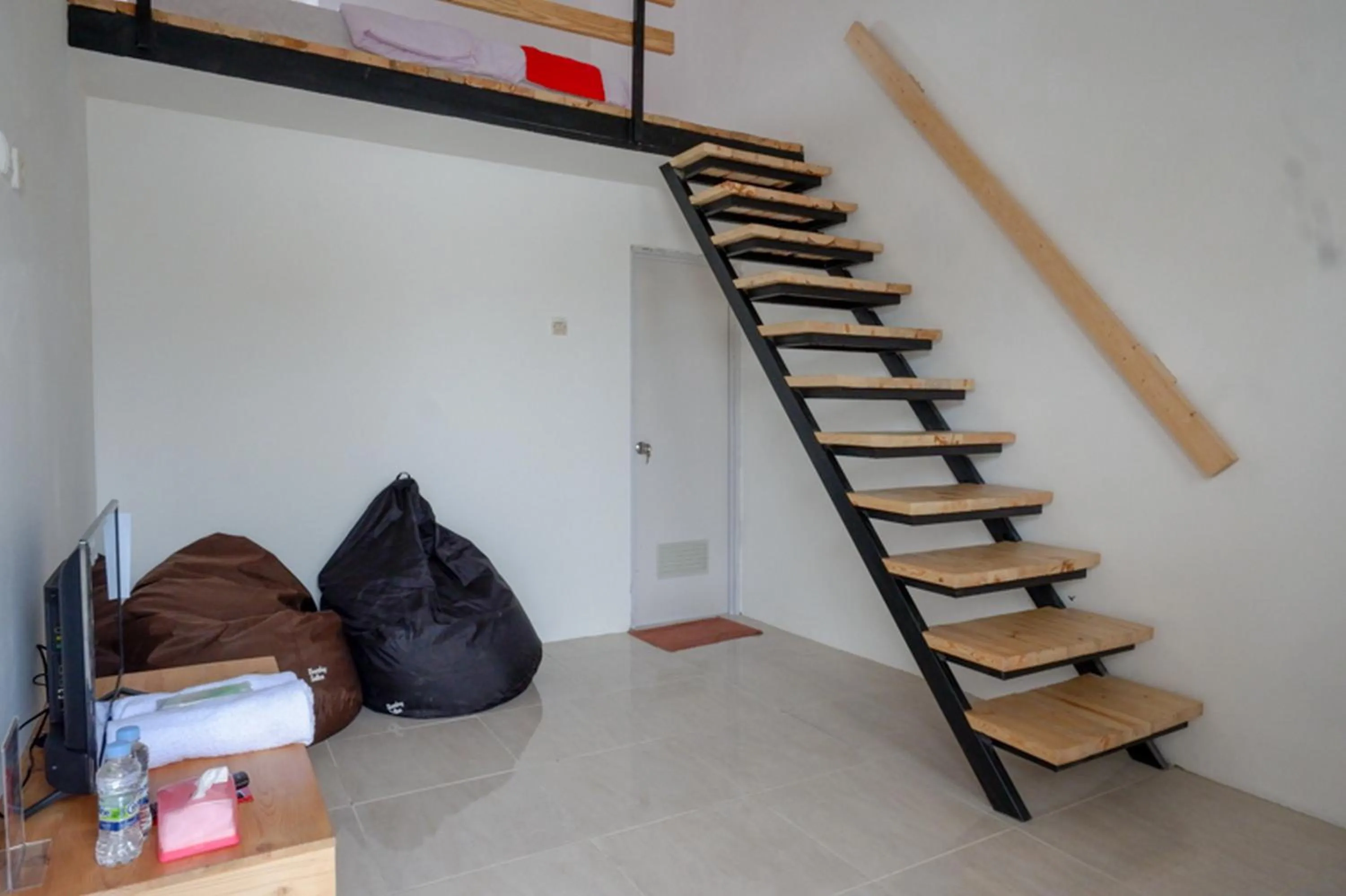 Bedroom, Seating Area in RedDoorz @ Demangan Sari Residence