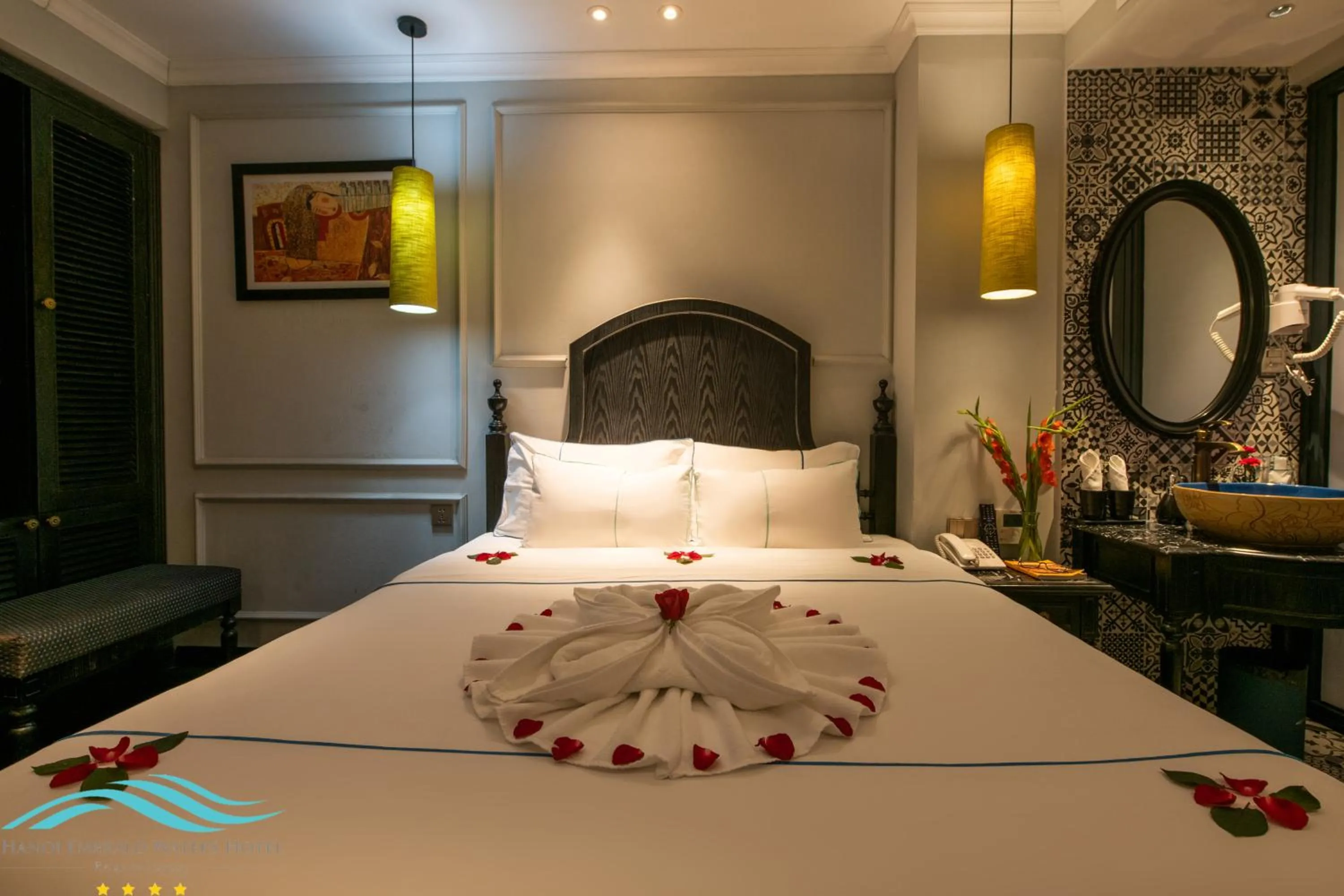 Photo of the whole room, Bed in Hanoi Emerald Waters Hotel Valley