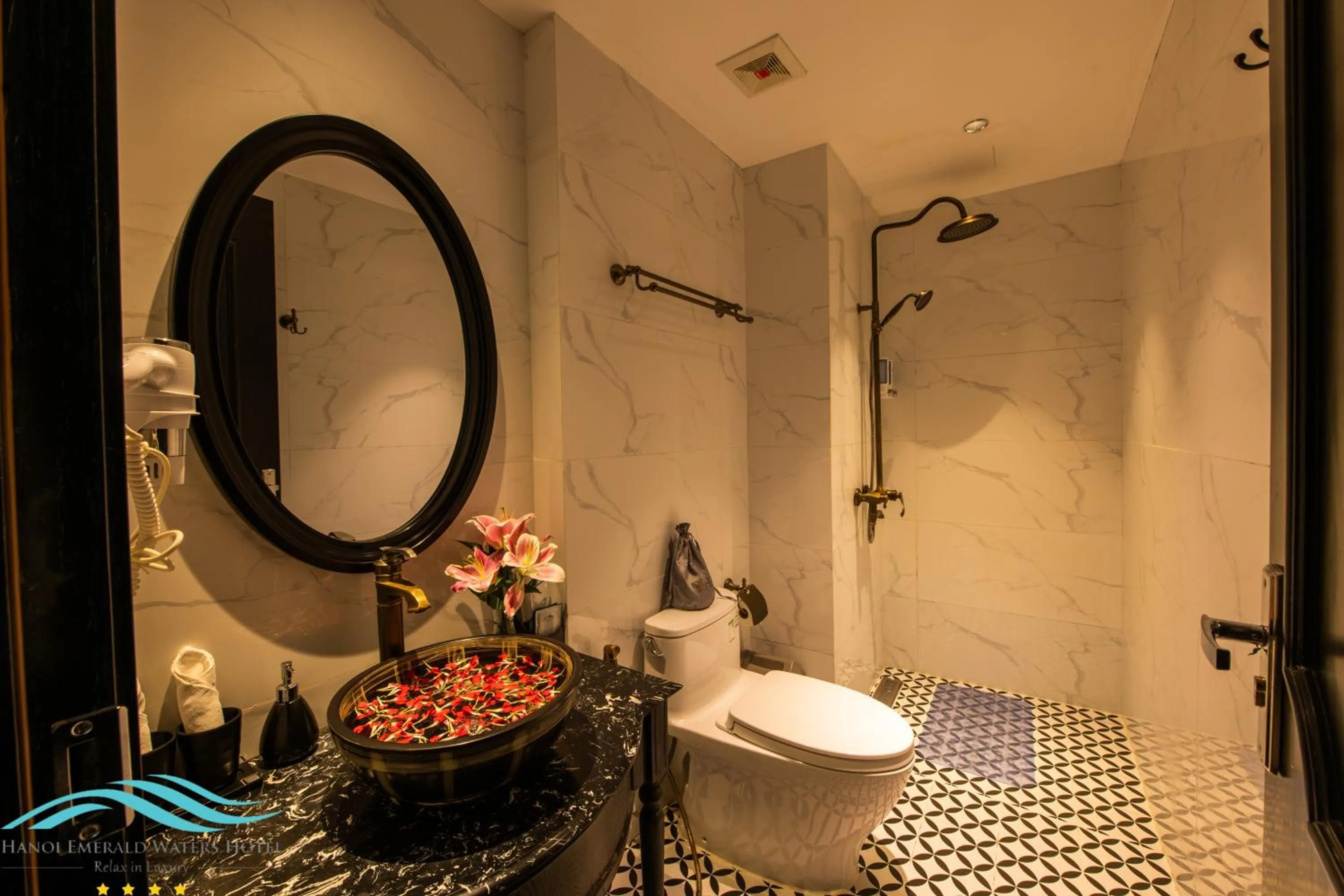 Toilet in Hanoi Emerald Waters Hotel Valley