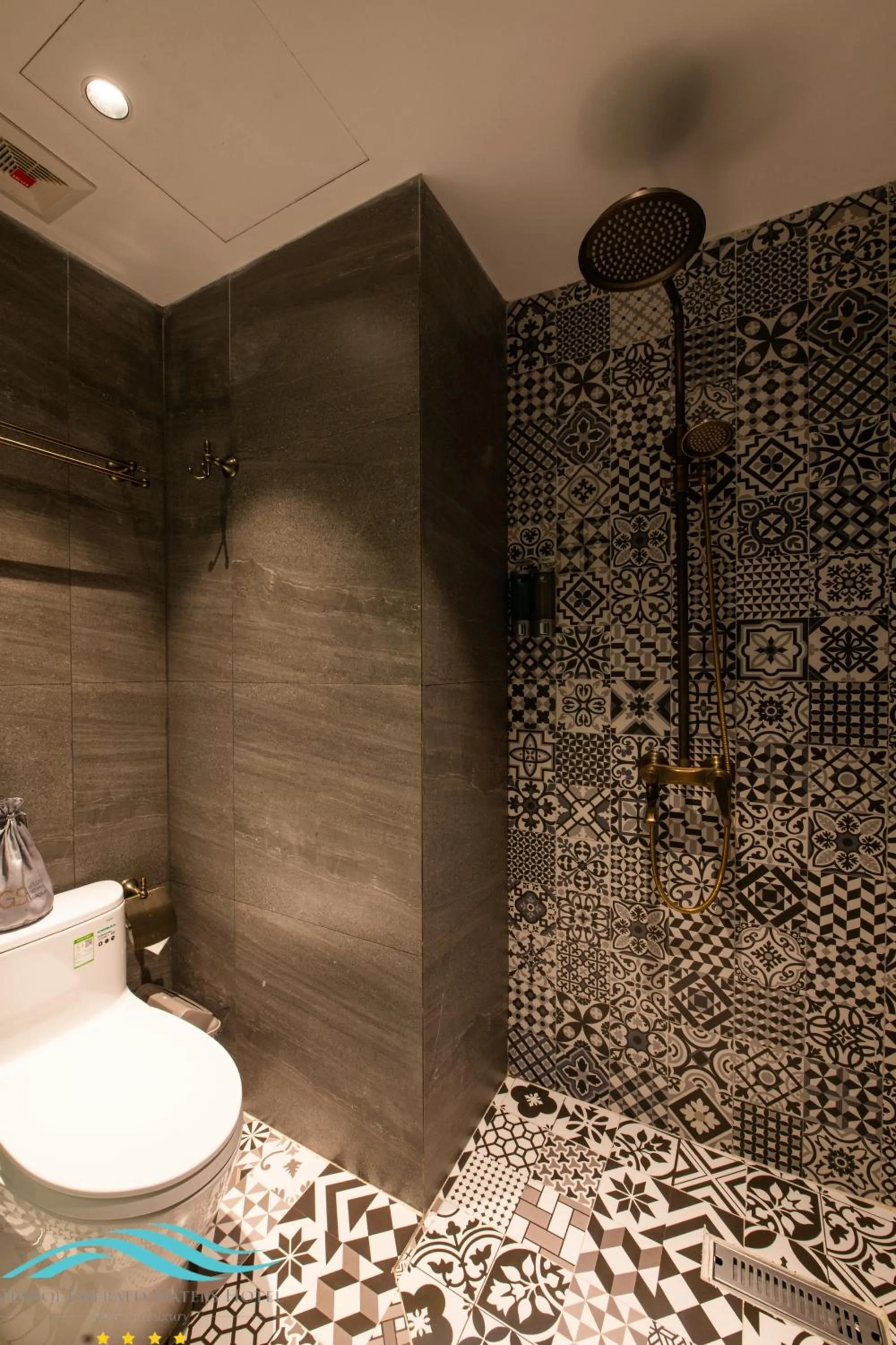 Toilet in Hanoi Emerald Waters Hotel Valley