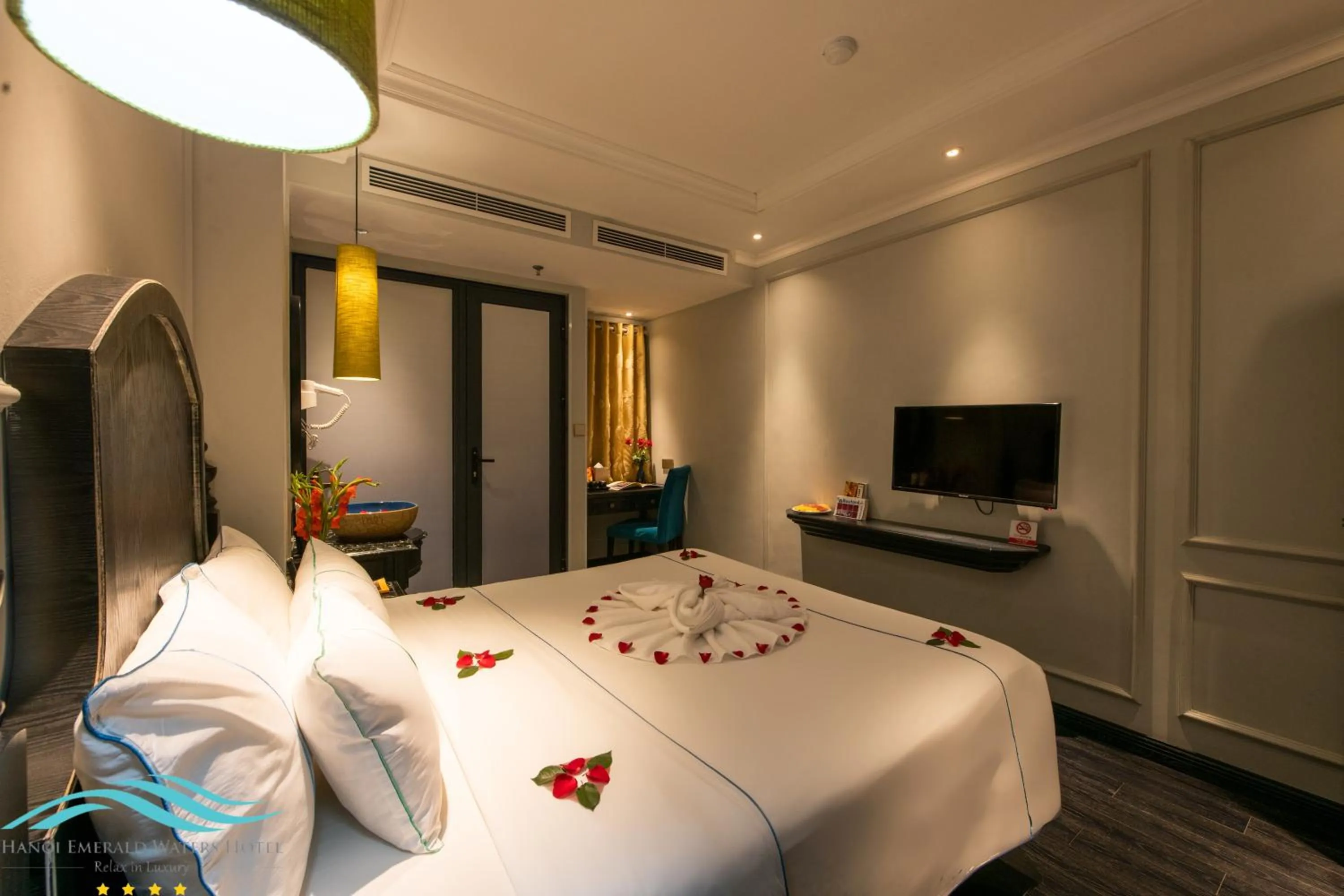 Photo of the whole room, Bed in Hanoi Emerald Waters Hotel Valley