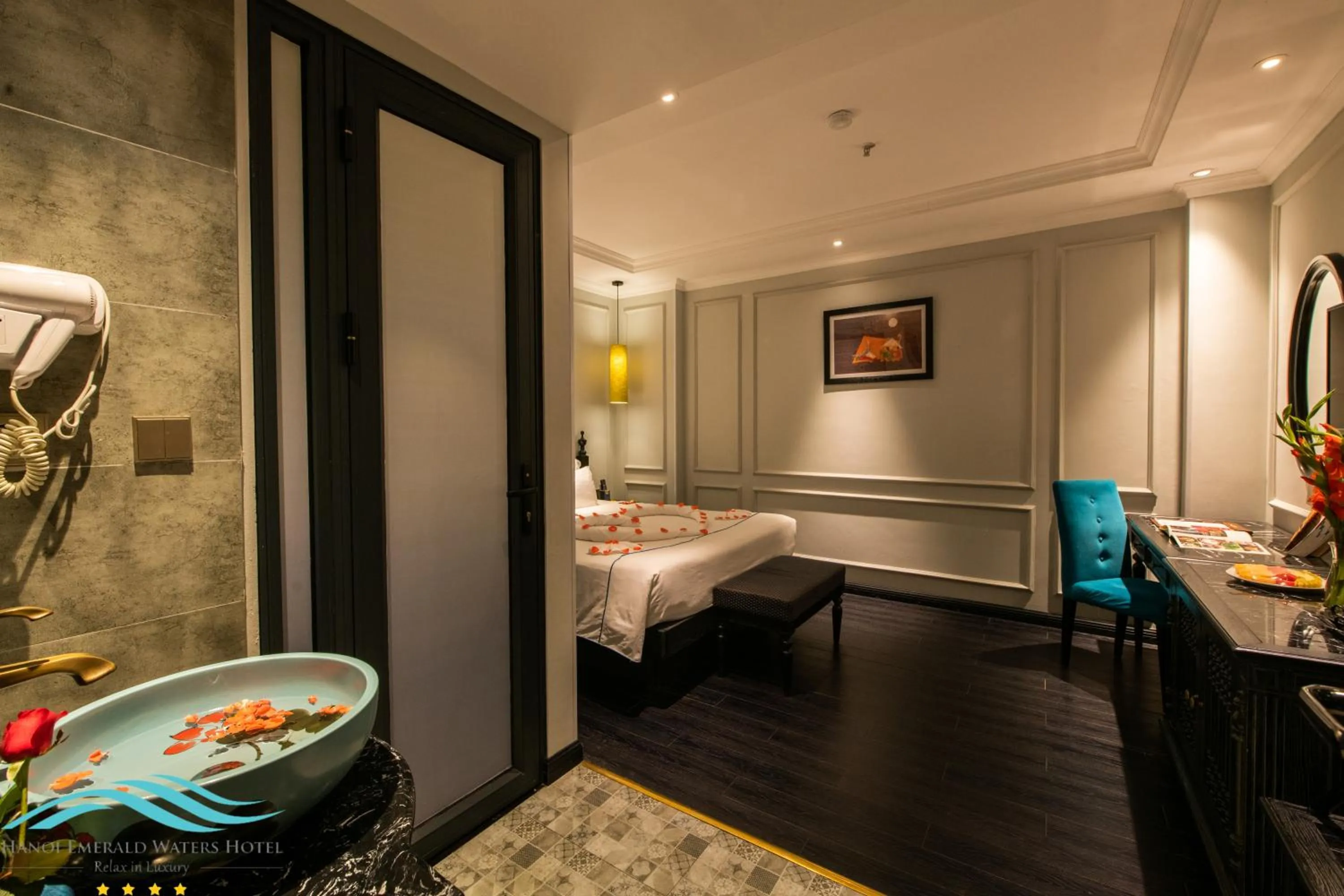 Photo of the whole room, Bed in Hanoi Emerald Waters Hotel Valley