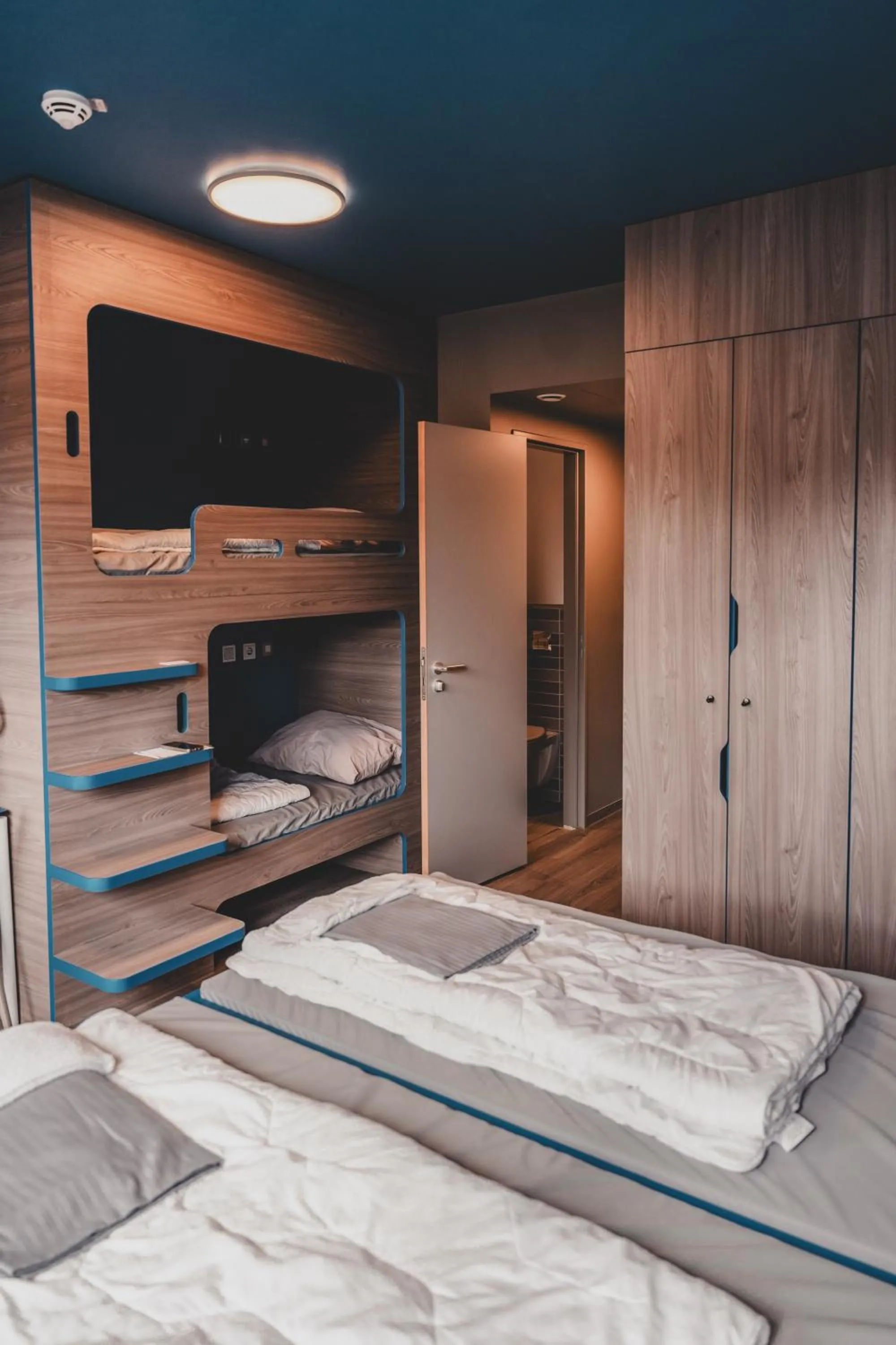 Photo of the whole room, Bed in Jugendherberge München City