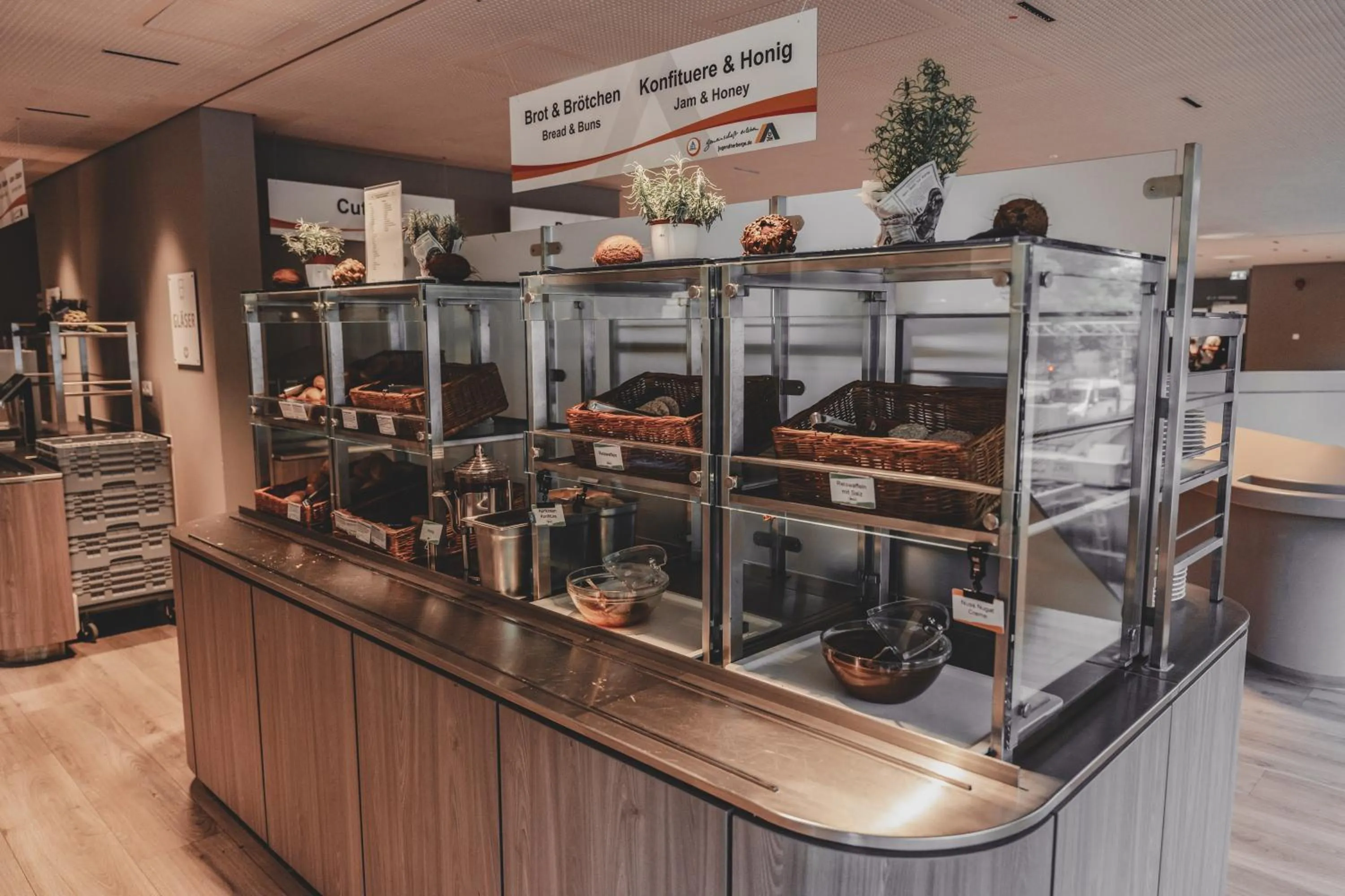 Restaurant/places to eat in Jugendherberge München City