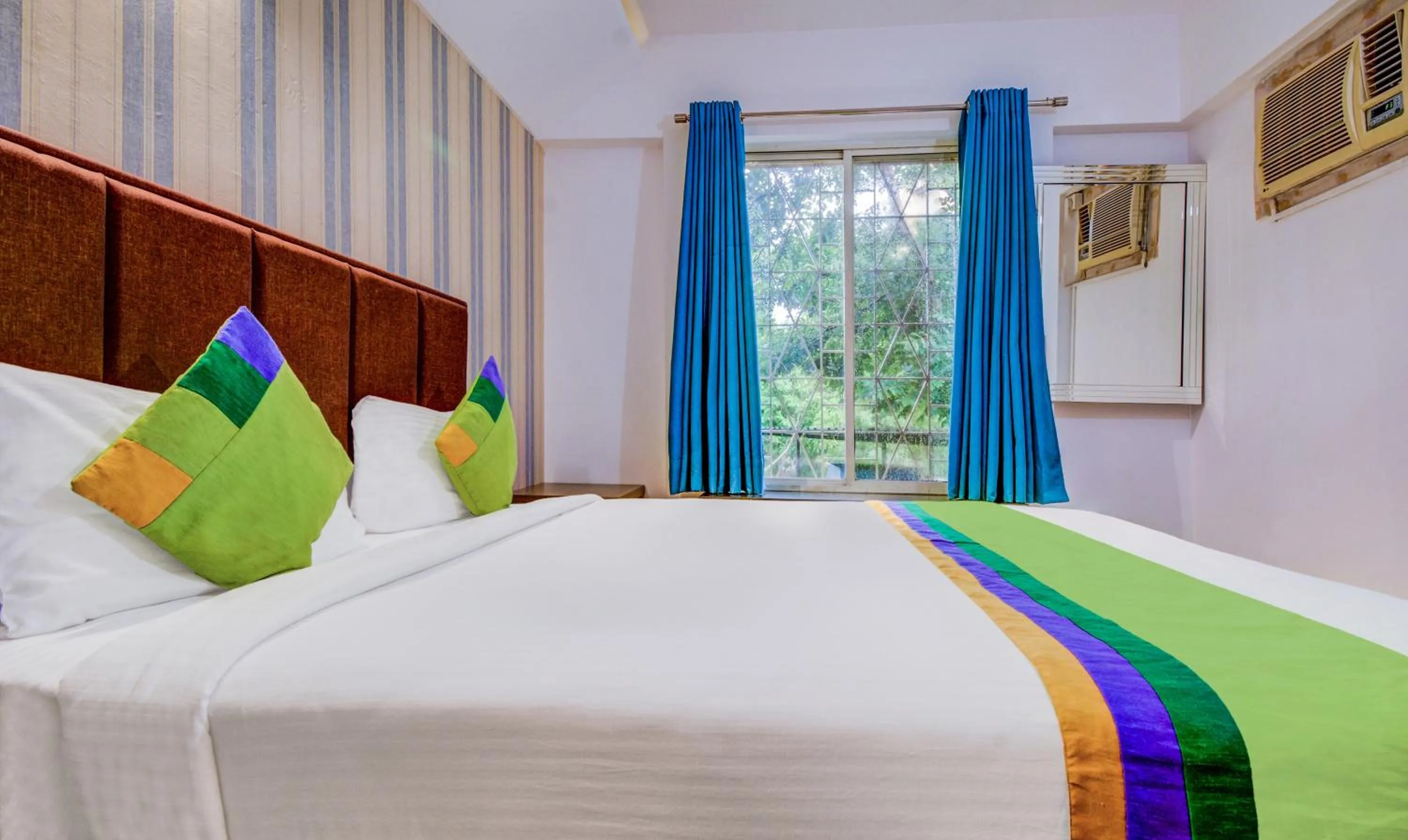 Bedroom, Bed in Treebo Iris Suites