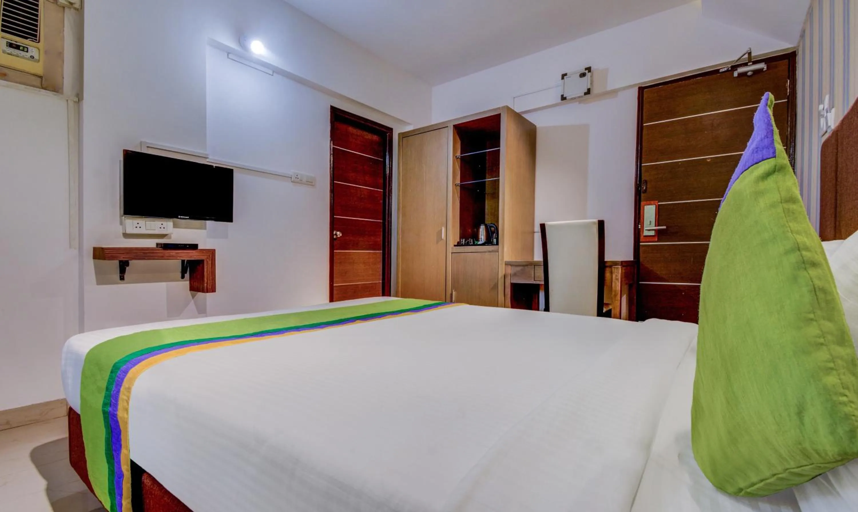 Bedroom, Bed in Treebo Iris Suites