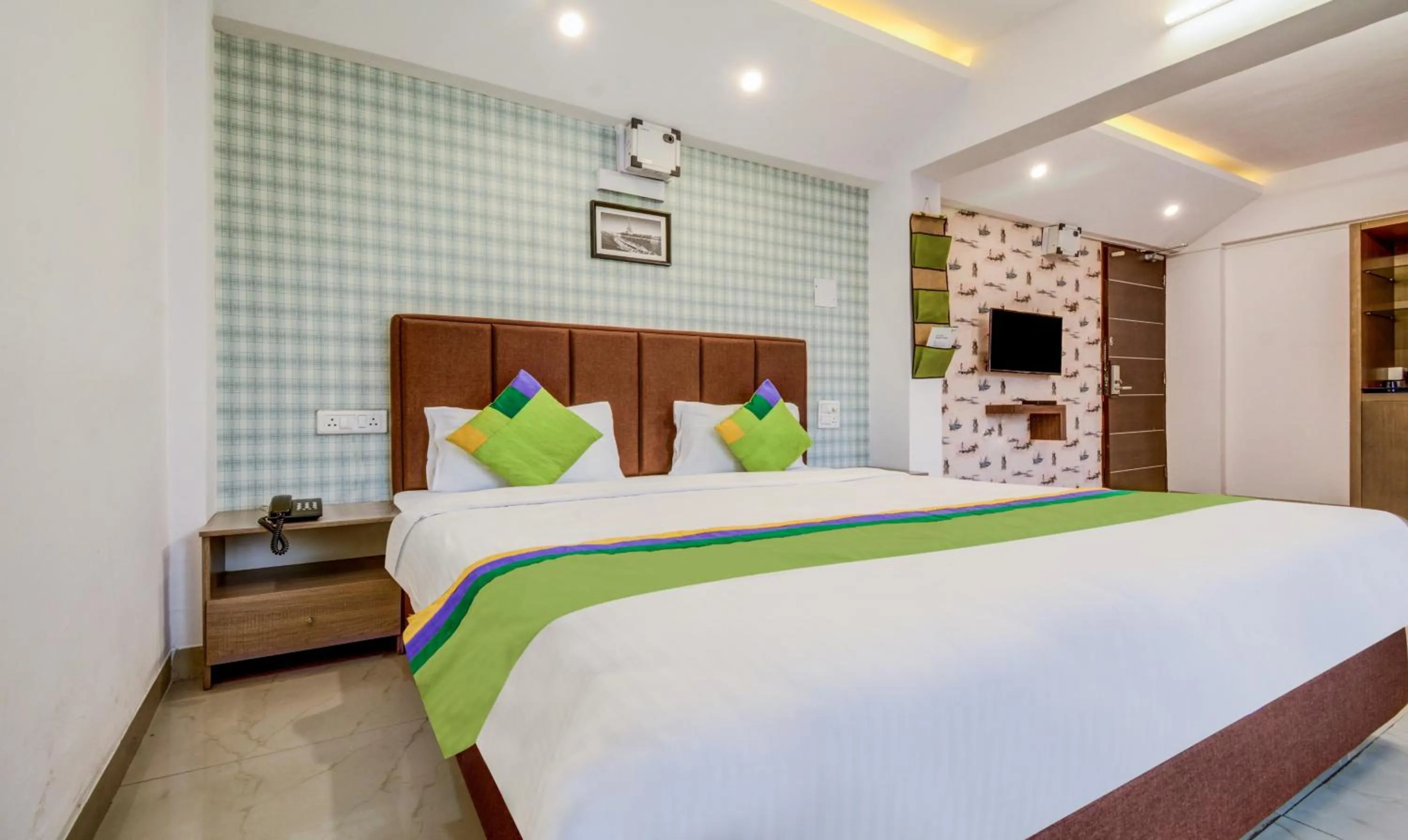 Bedroom, Bed in Treebo Iris Suites