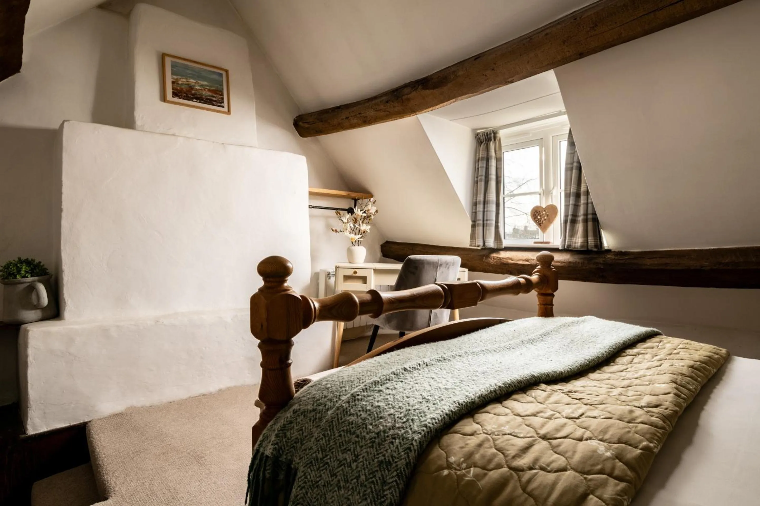 Bedroom, Bed in Magnolia Cottage-Exclusive Cotswold Package