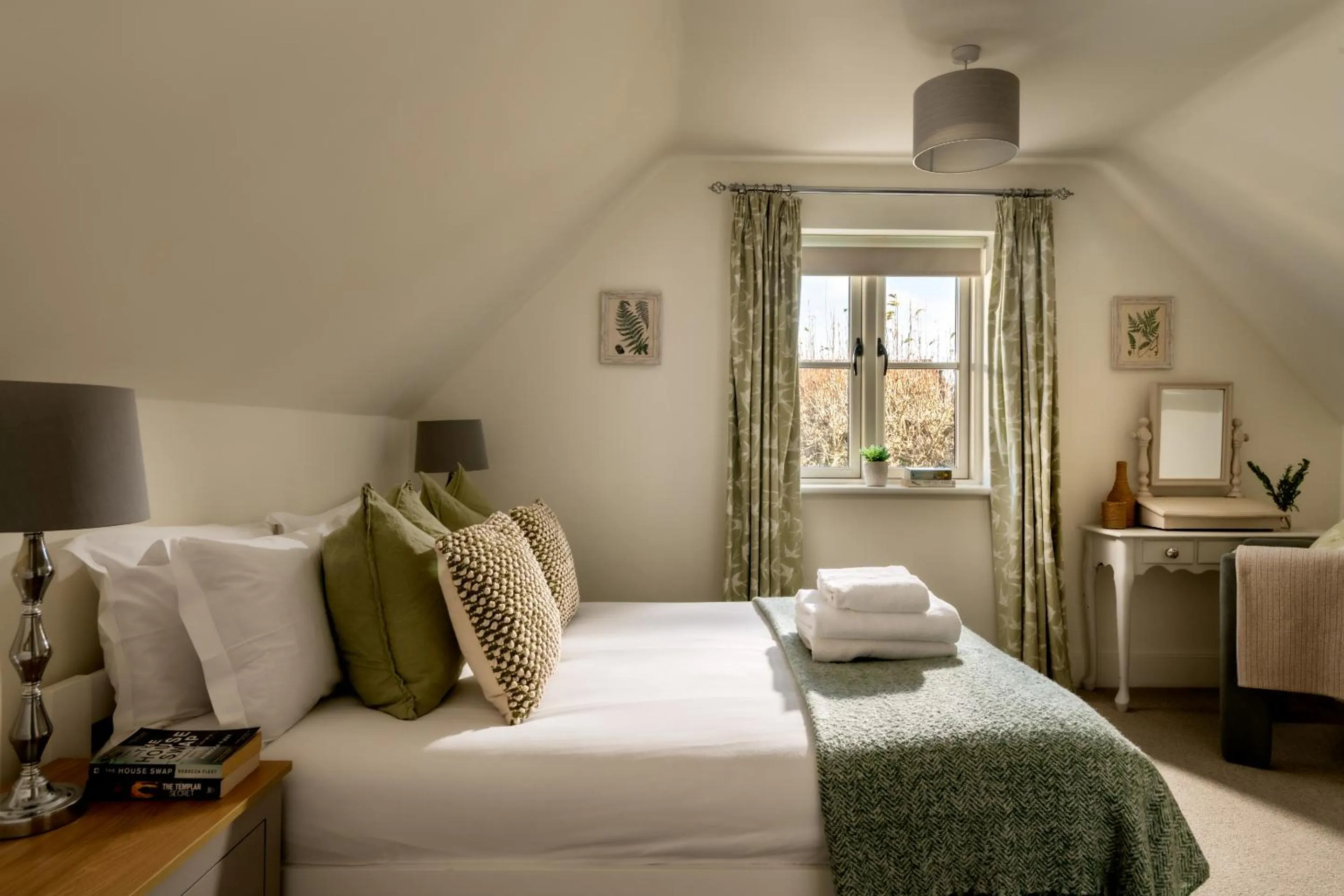Bedroom, Bed in Magnolia Cottage-Exclusive Cotswold Package