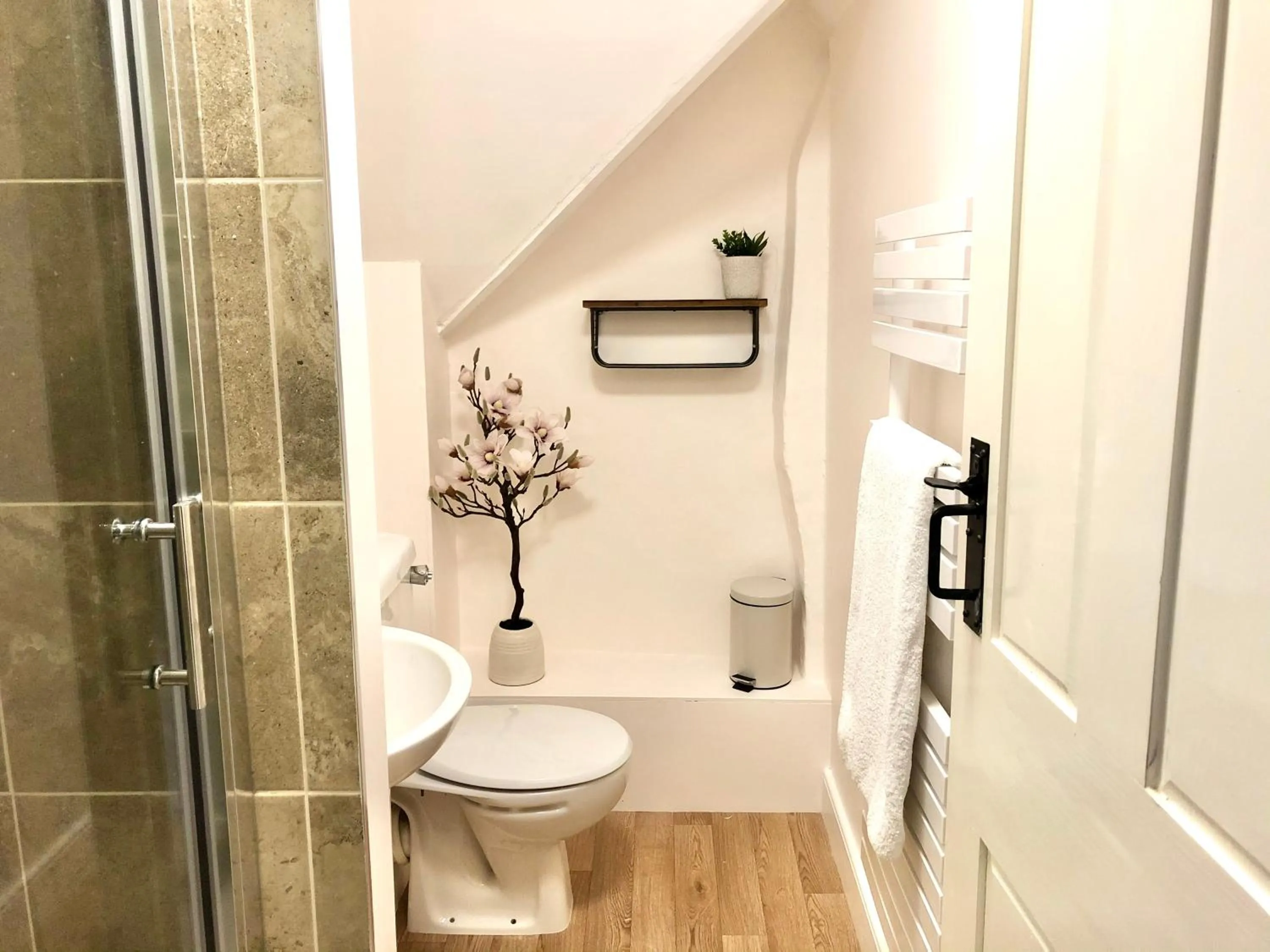 Bathroom in Magnolia Cottage-Exclusive Cotswold Package