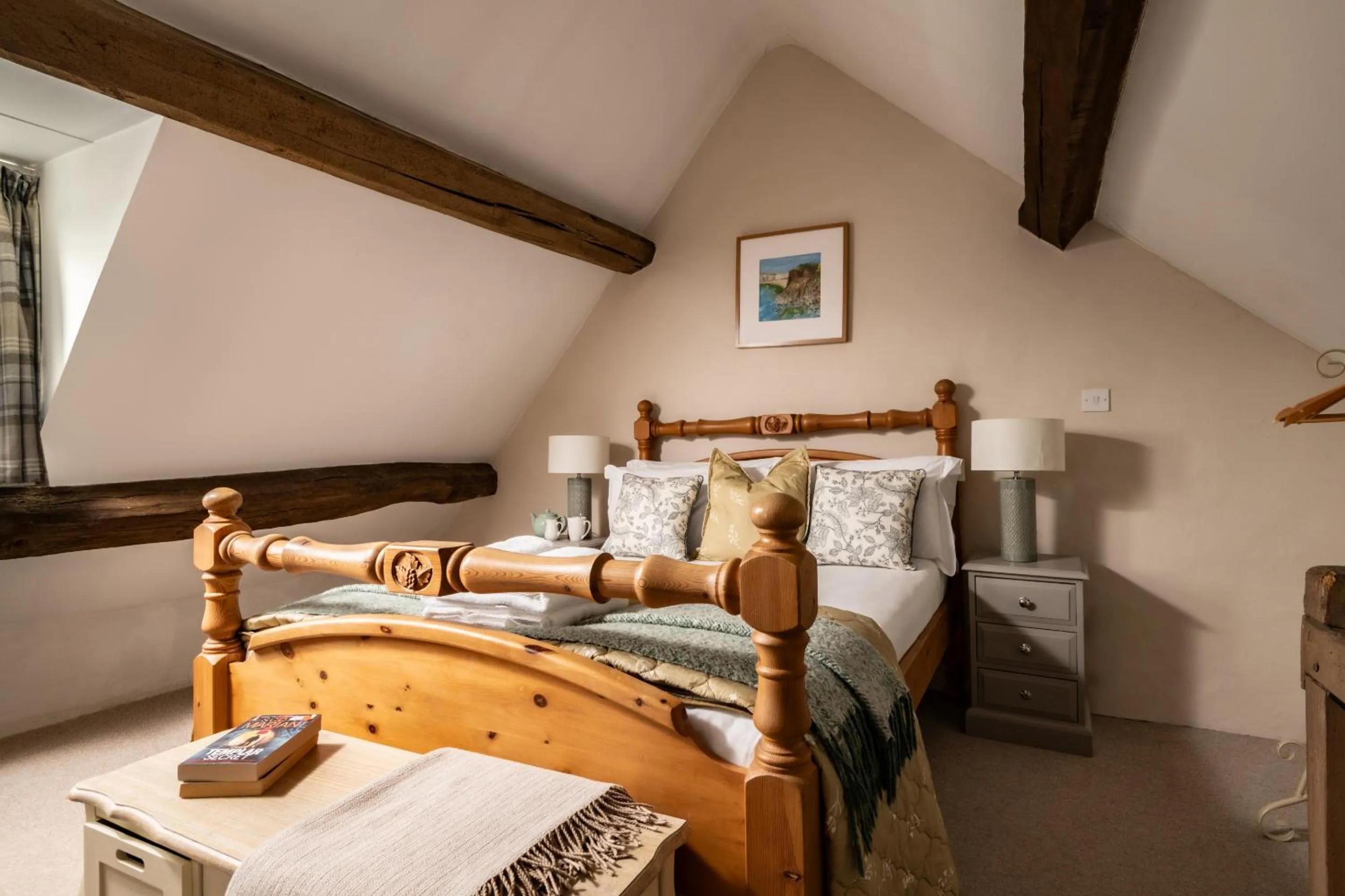 Bedroom, Bed in Magnolia Cottage-Exclusive Cotswold Package