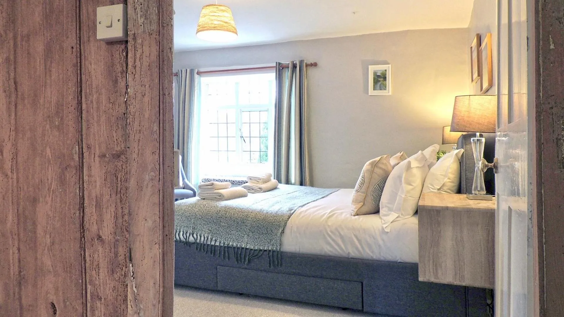 Bedroom, Bed in Magnolia Cottage-Exclusive Cotswold Package
