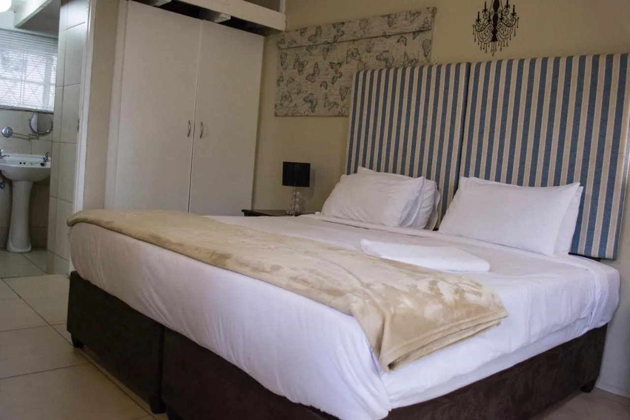 Bedroom, Bed in Ollivanders Estate