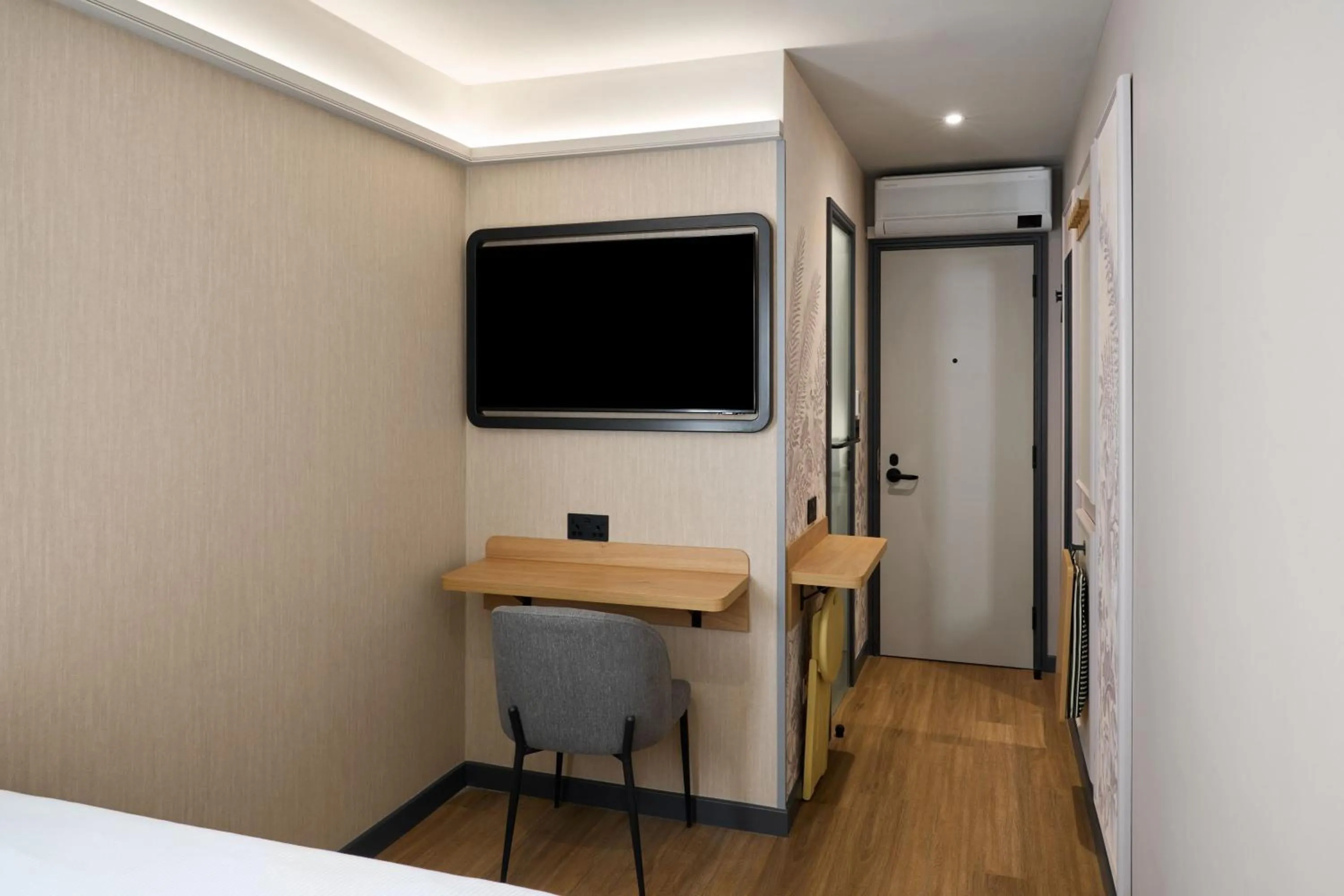 Bedroom, Bed in Four Points Flex by Sheraton London Euston