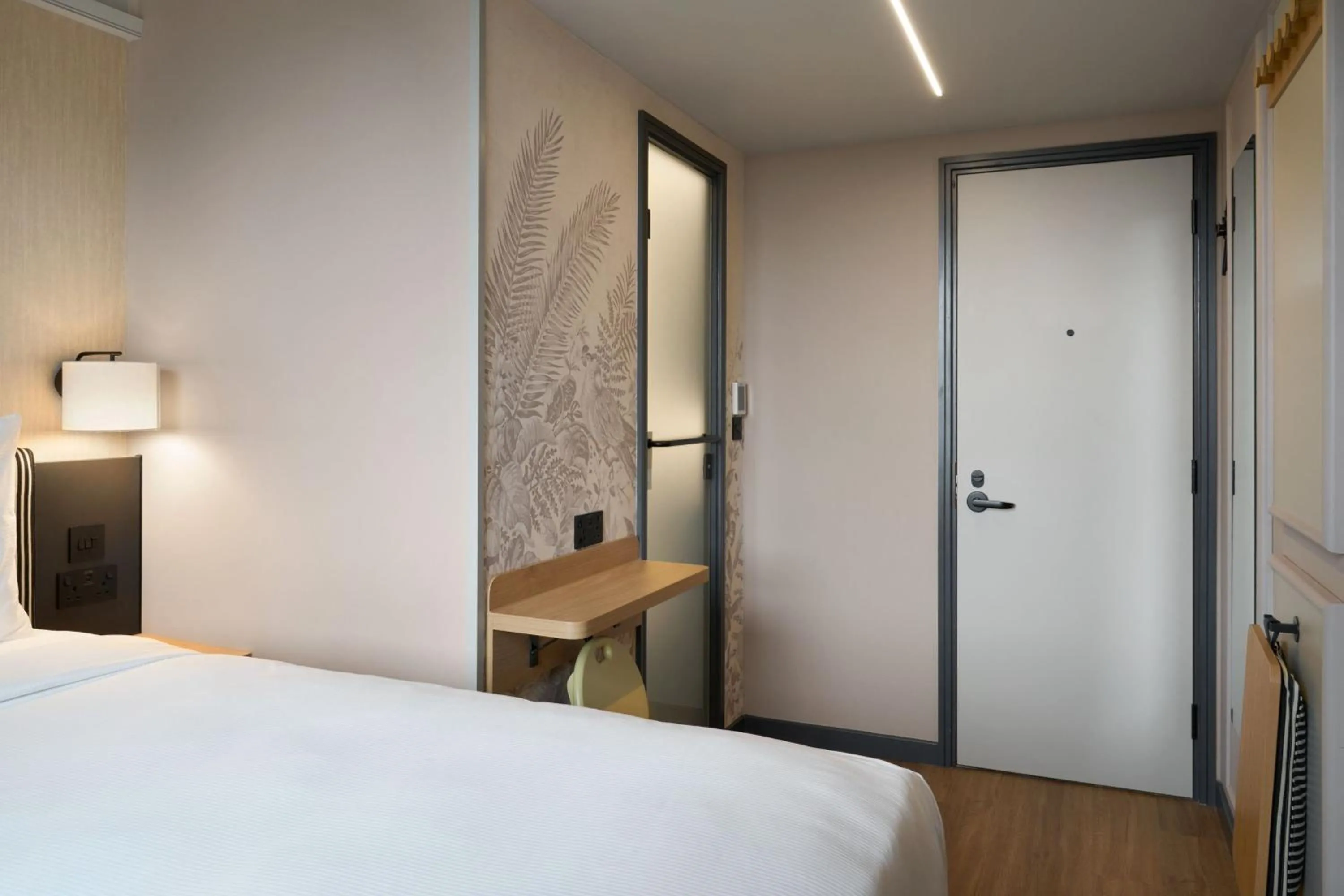 Bedroom, Bed in Four Points Flex by Sheraton London Euston